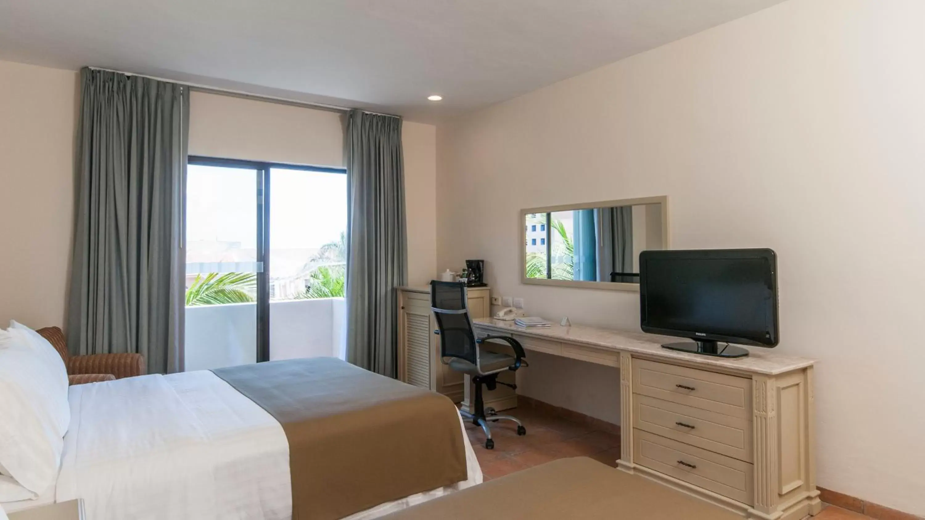 Photo of the whole room, Bed in Holiday Inn Ciudad Del Carmen by IHG Photo of the whole room, Bed in Holiday Inn Ciudad Del Carmen by IHG