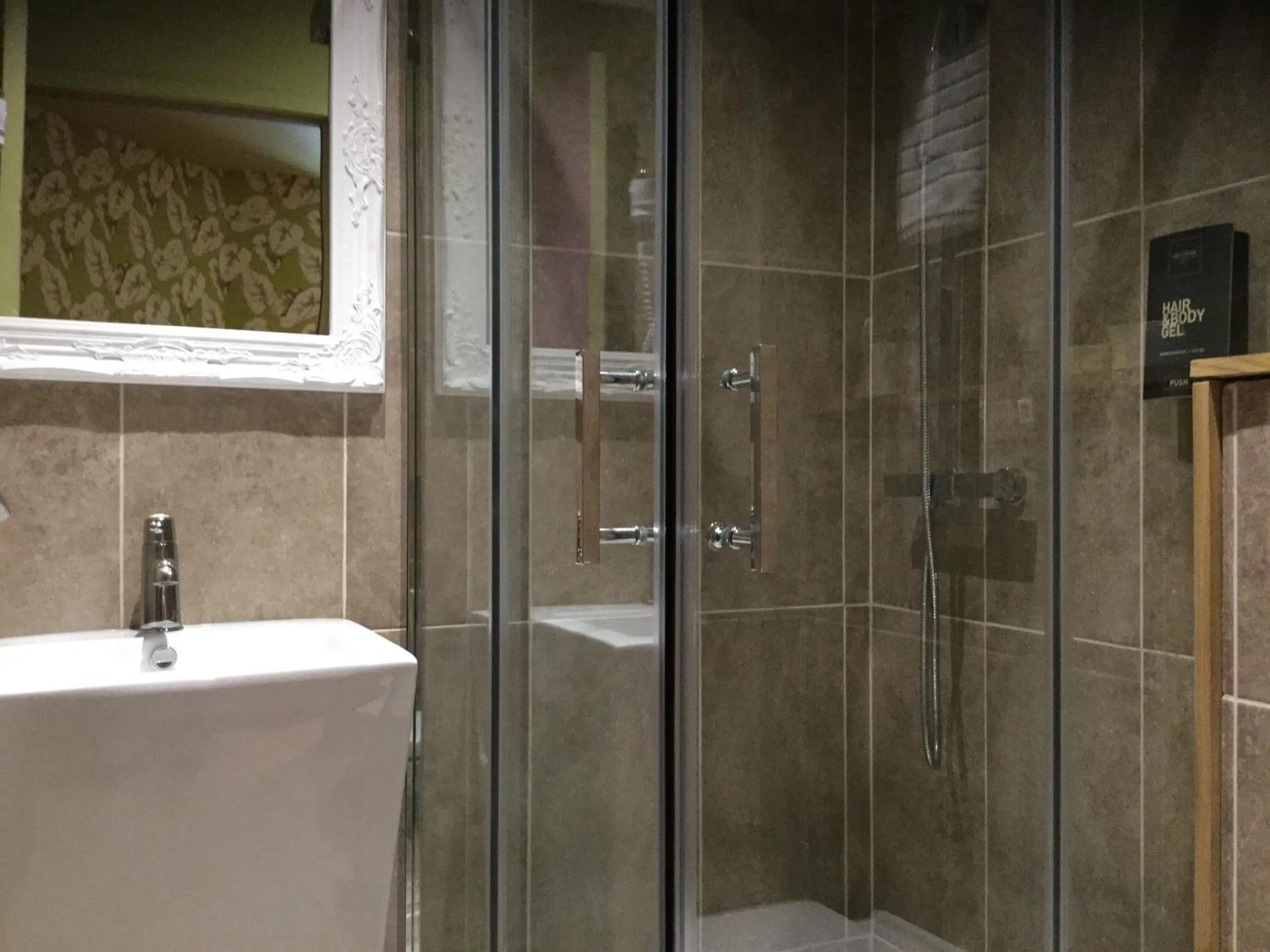 Shower in Hôtel du Commerce