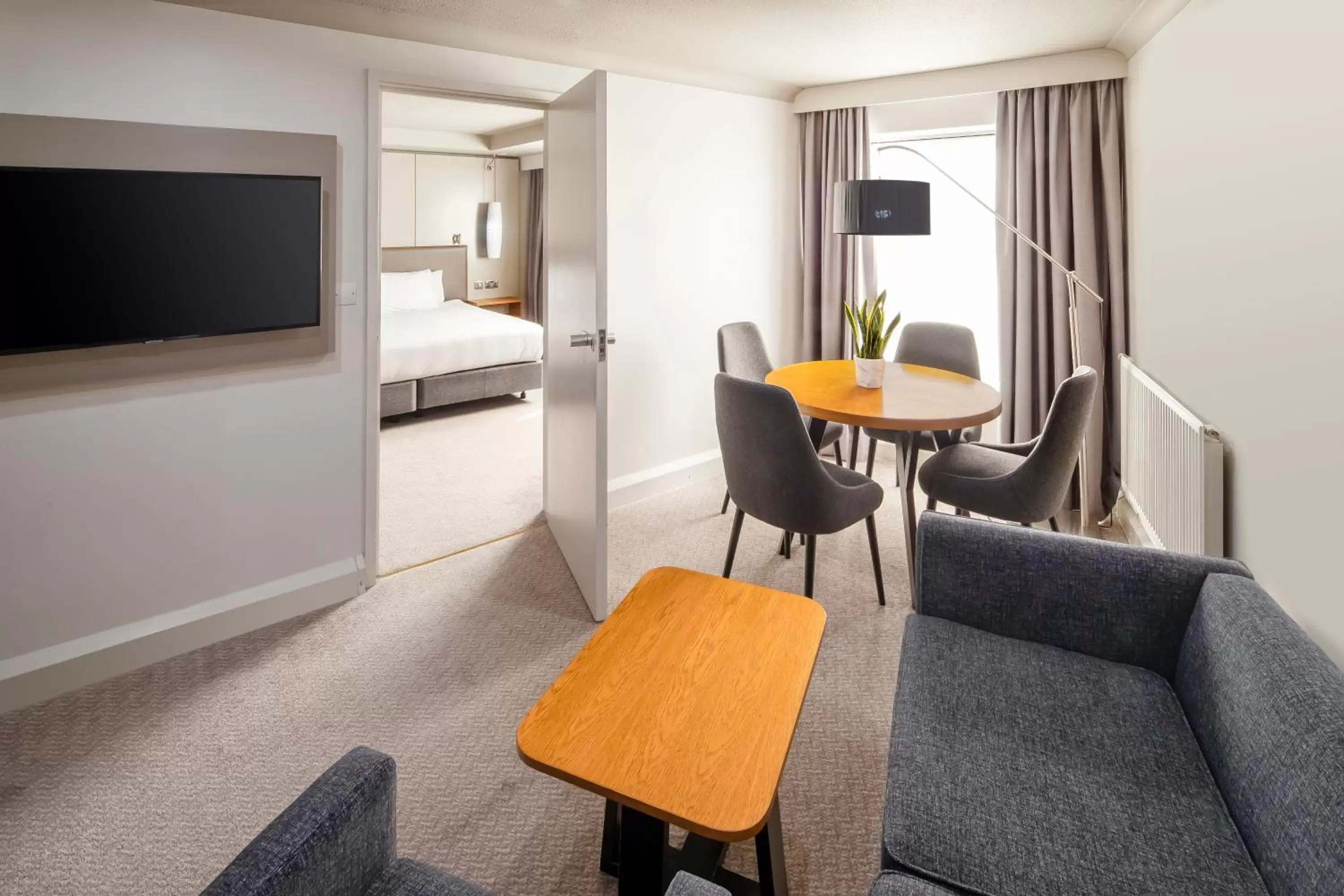 Bed, TV/Entertainment Center in Crowne Plaza Harrogate, an IHG Hotel