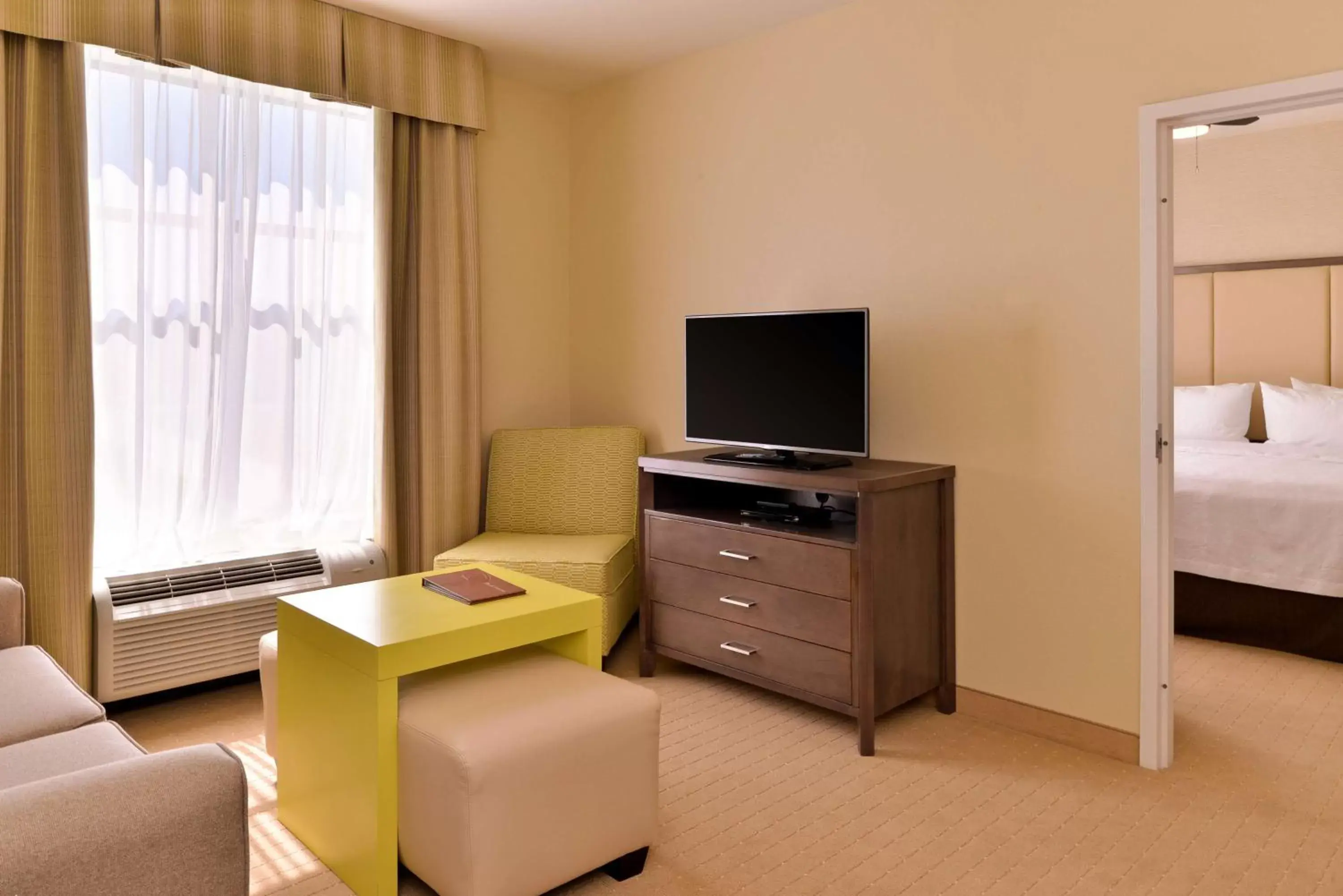 Bedroom, TV/Entertainment Center in Homewood Suites by Hilton Houma