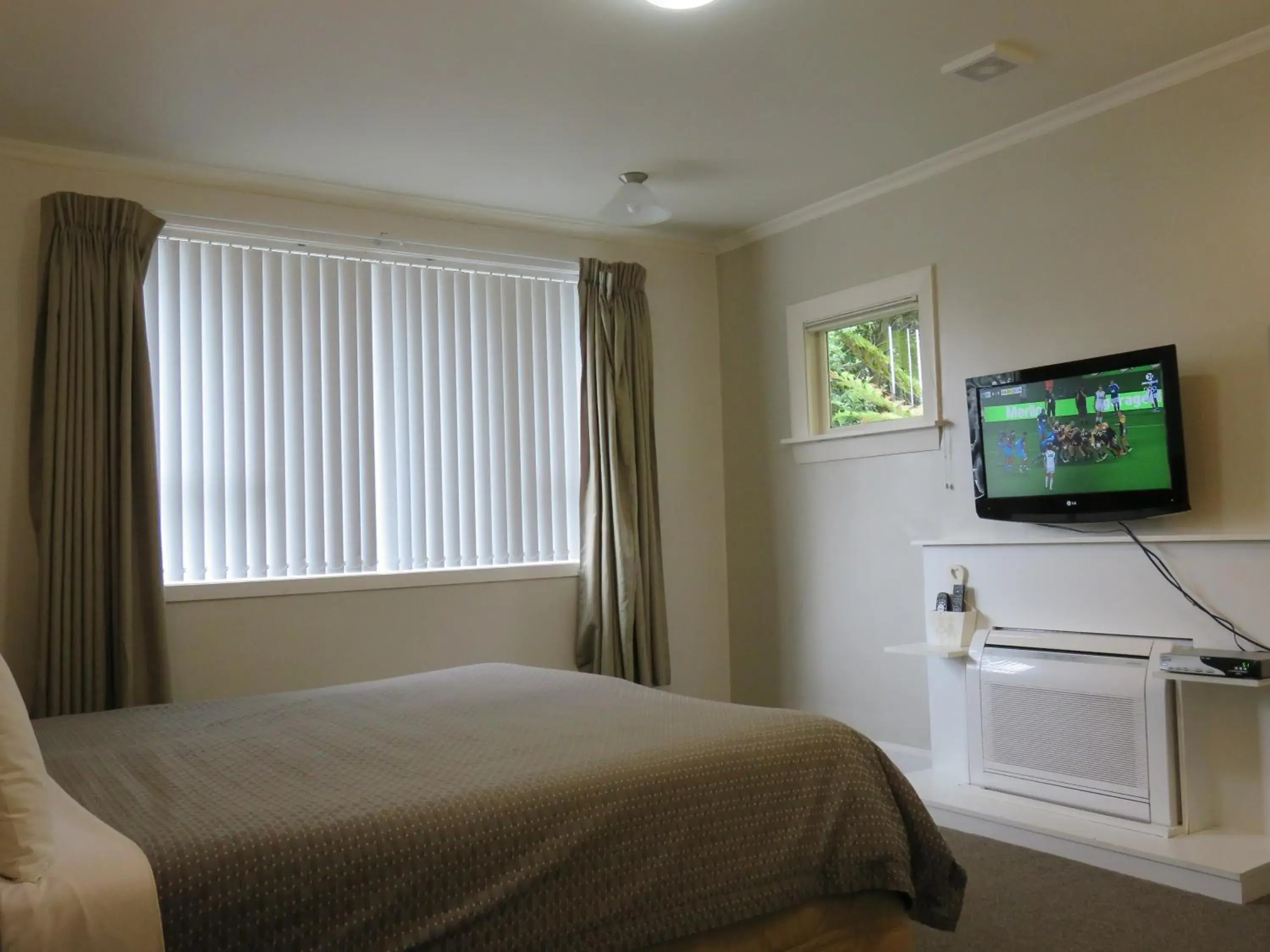 Bedroom, TV/Entertainment Center in Athena Motel