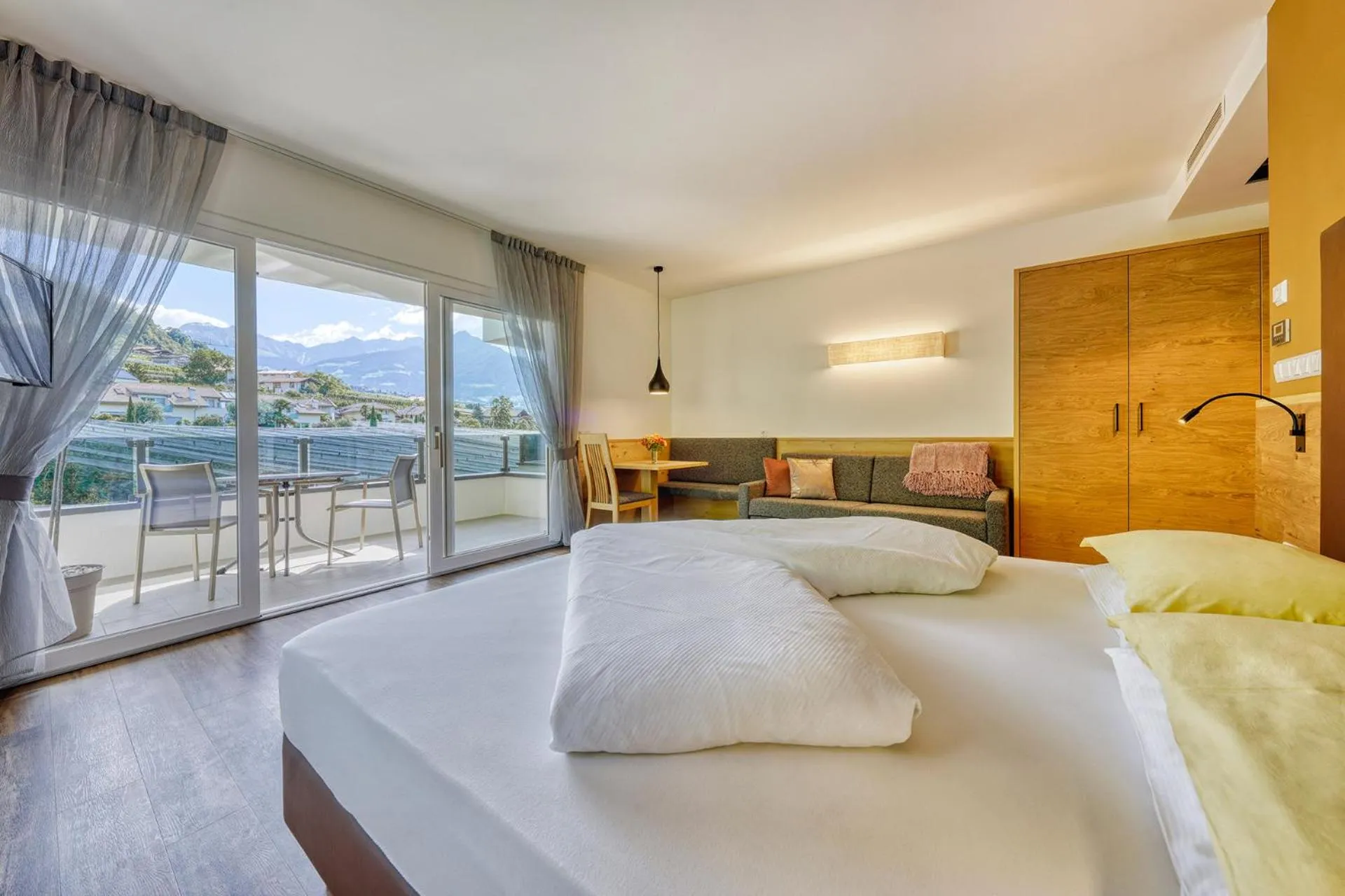 Bed in Das Mitterplarser Hotel