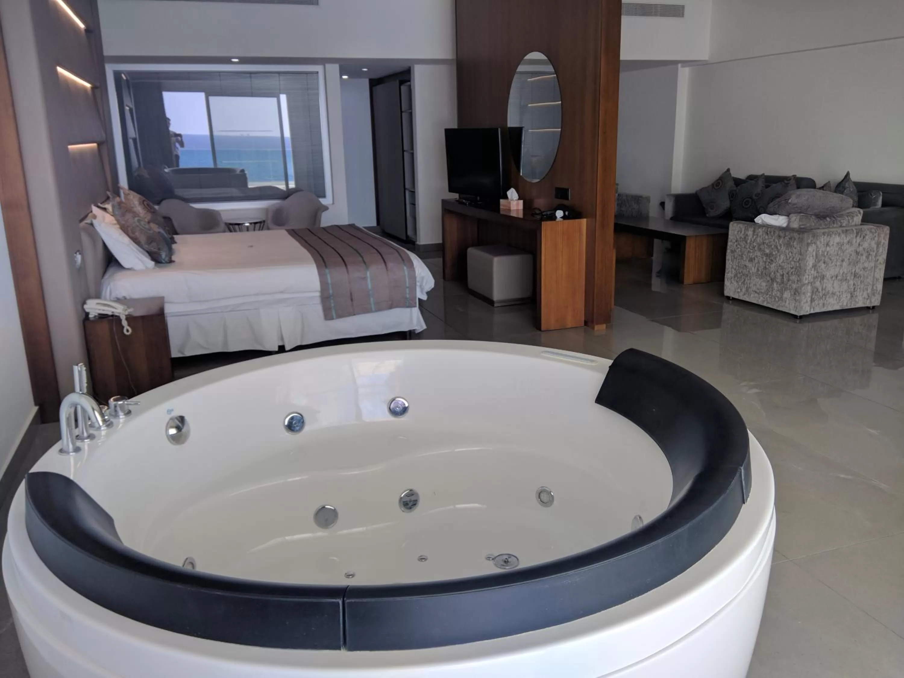 Hot Tub, Bed in King Evelthon Beach Hotel & Resort