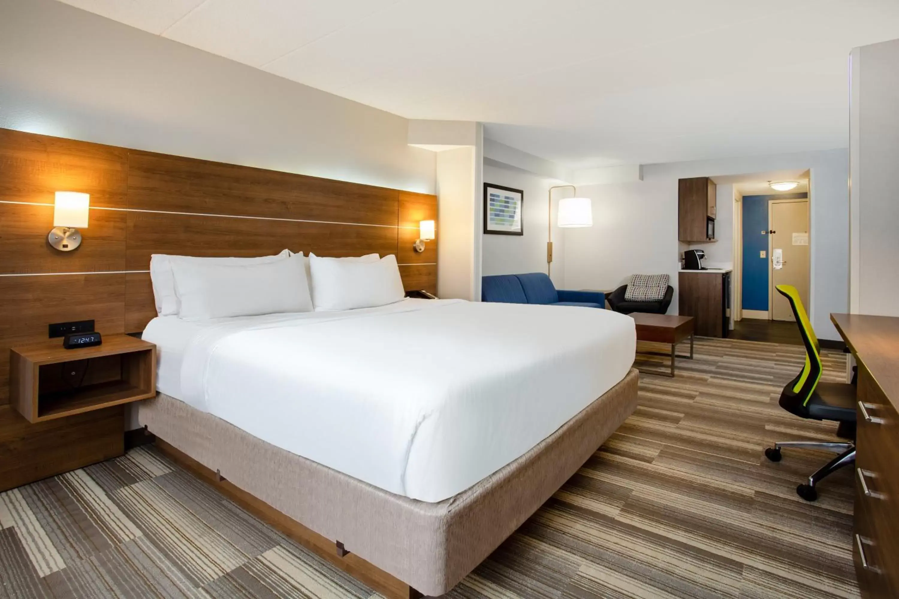 Photo of the whole room, Bed in Holiday Inn Express Hotel & Suites Fort Wayne, an IHG Hotel