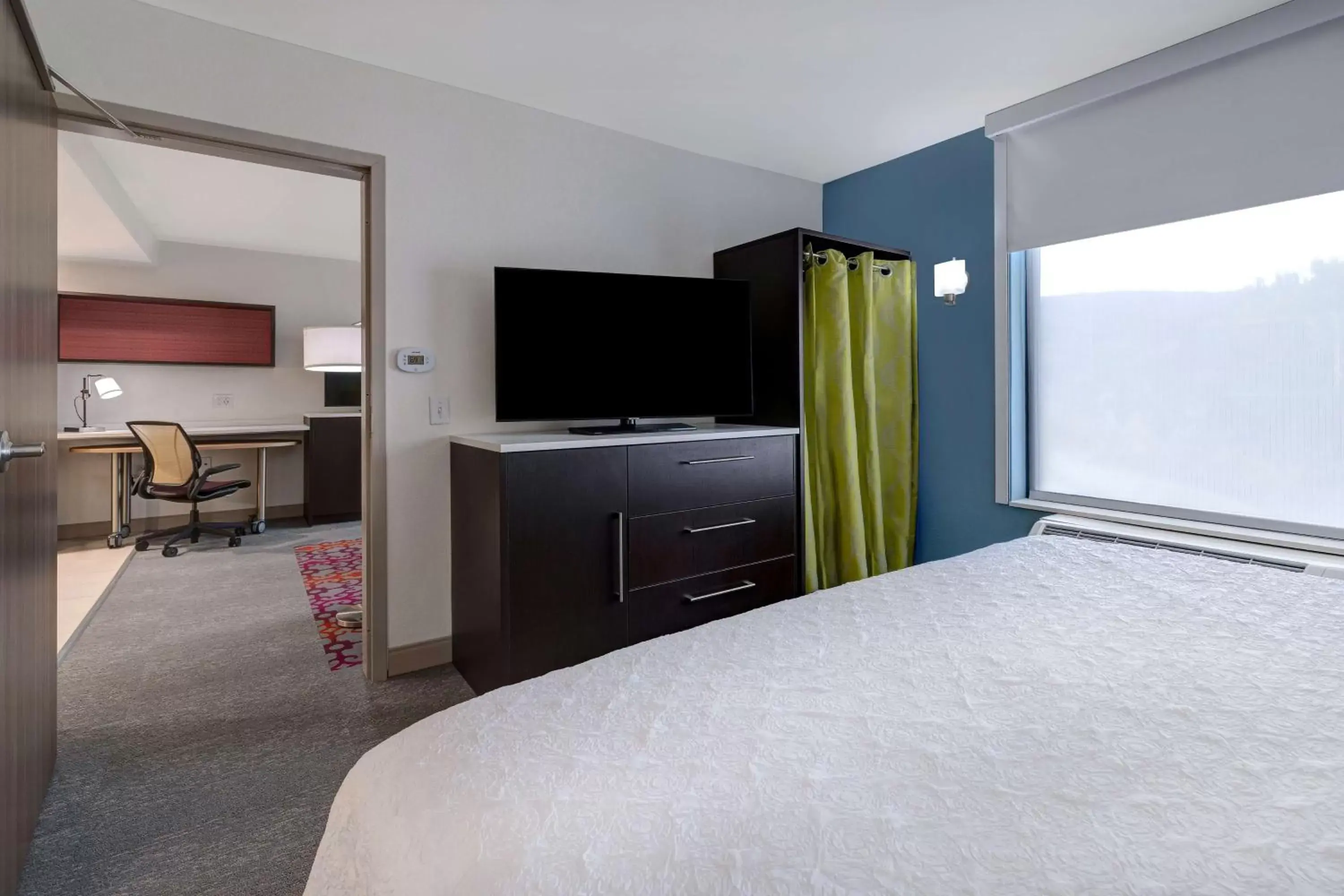 Bed, TV/Entertainment Center in Home2 Suites By Hilton Wilkes-Barre