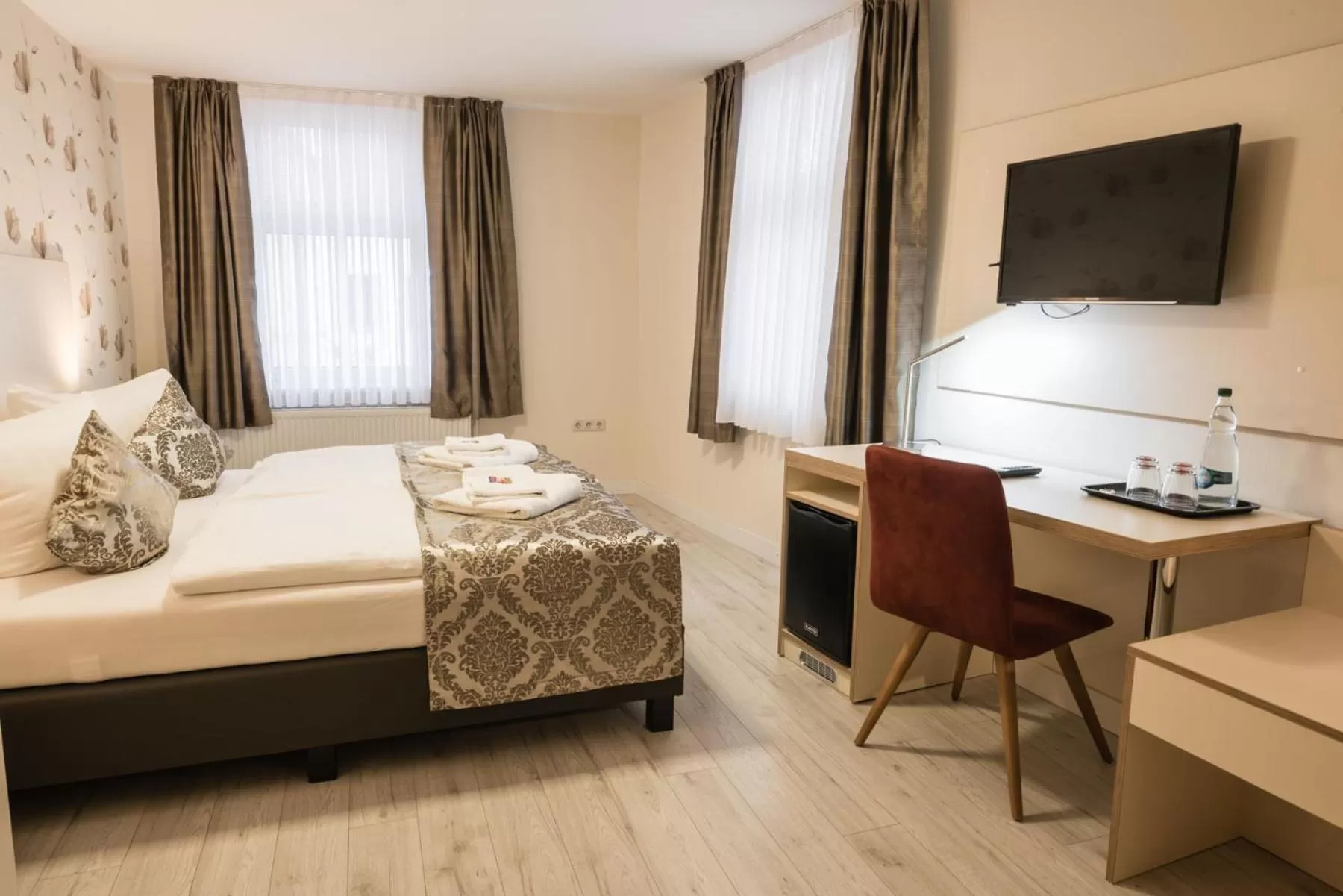 Photo of the whole room, Bed in Novel Hotel