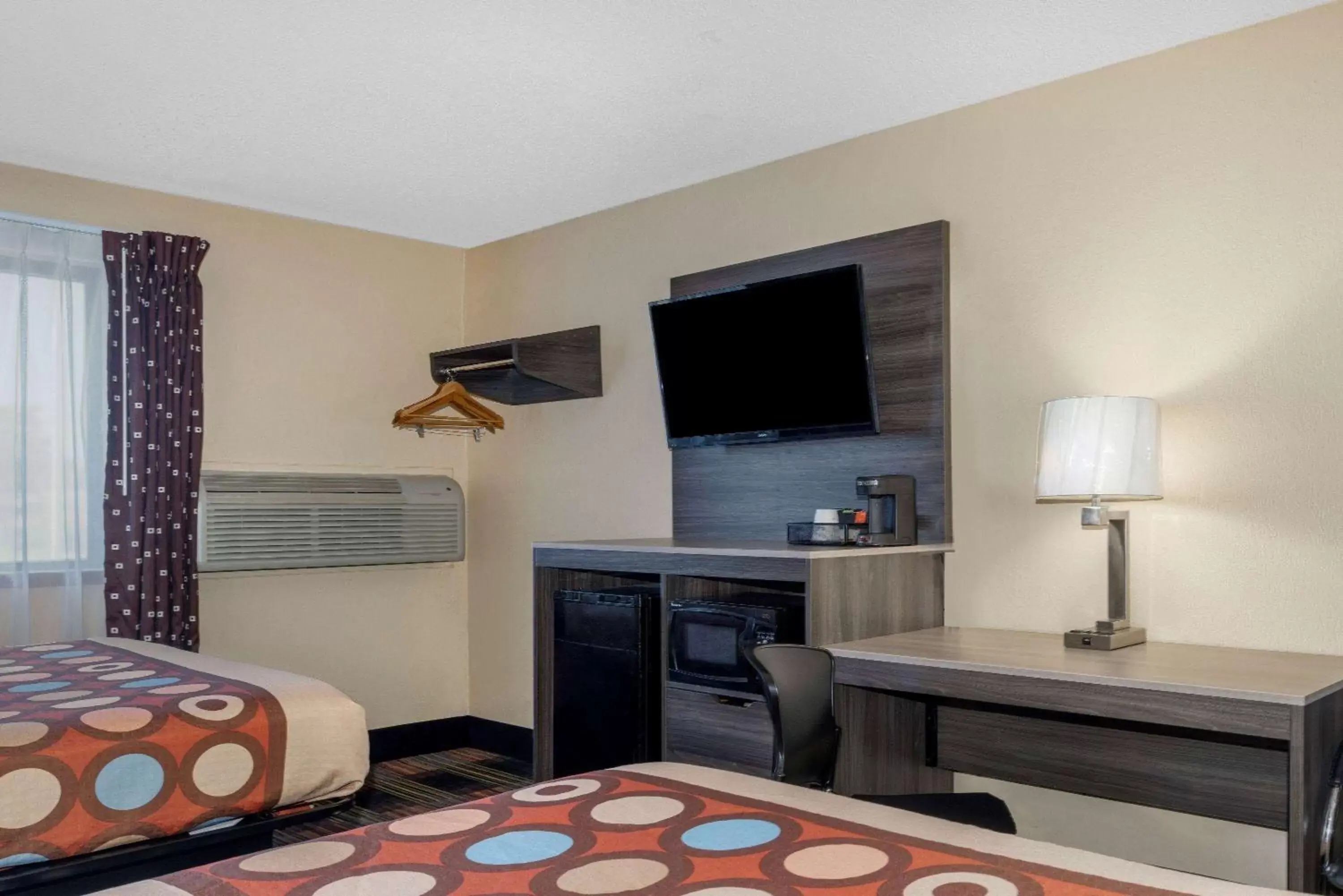 Bedroom, TV/Entertainment Center in Super 8 by Wyndham Kansas City at Barry Road/Airport