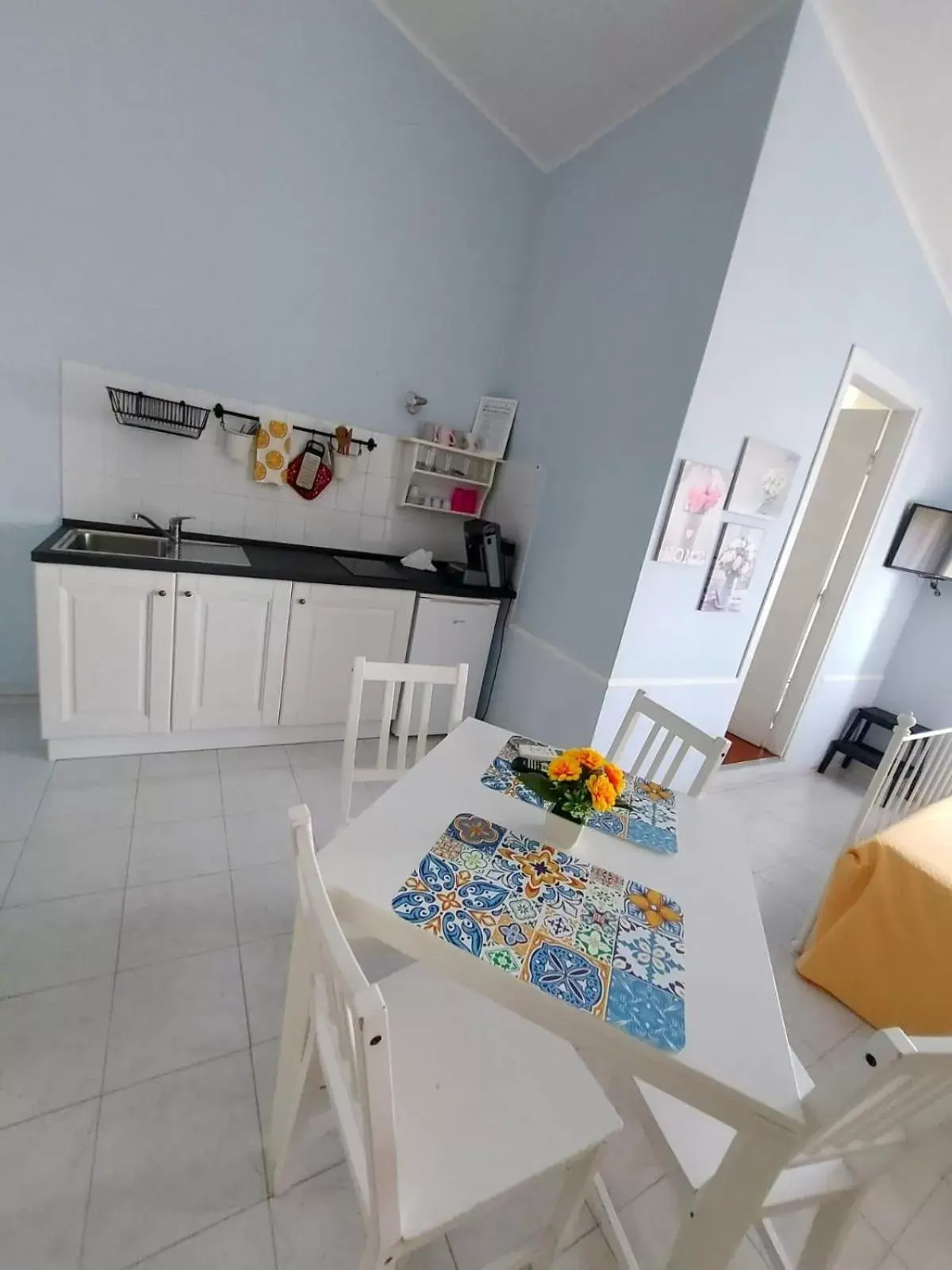 Kitchen or kitchenette, Dining Area in Villa Nadira