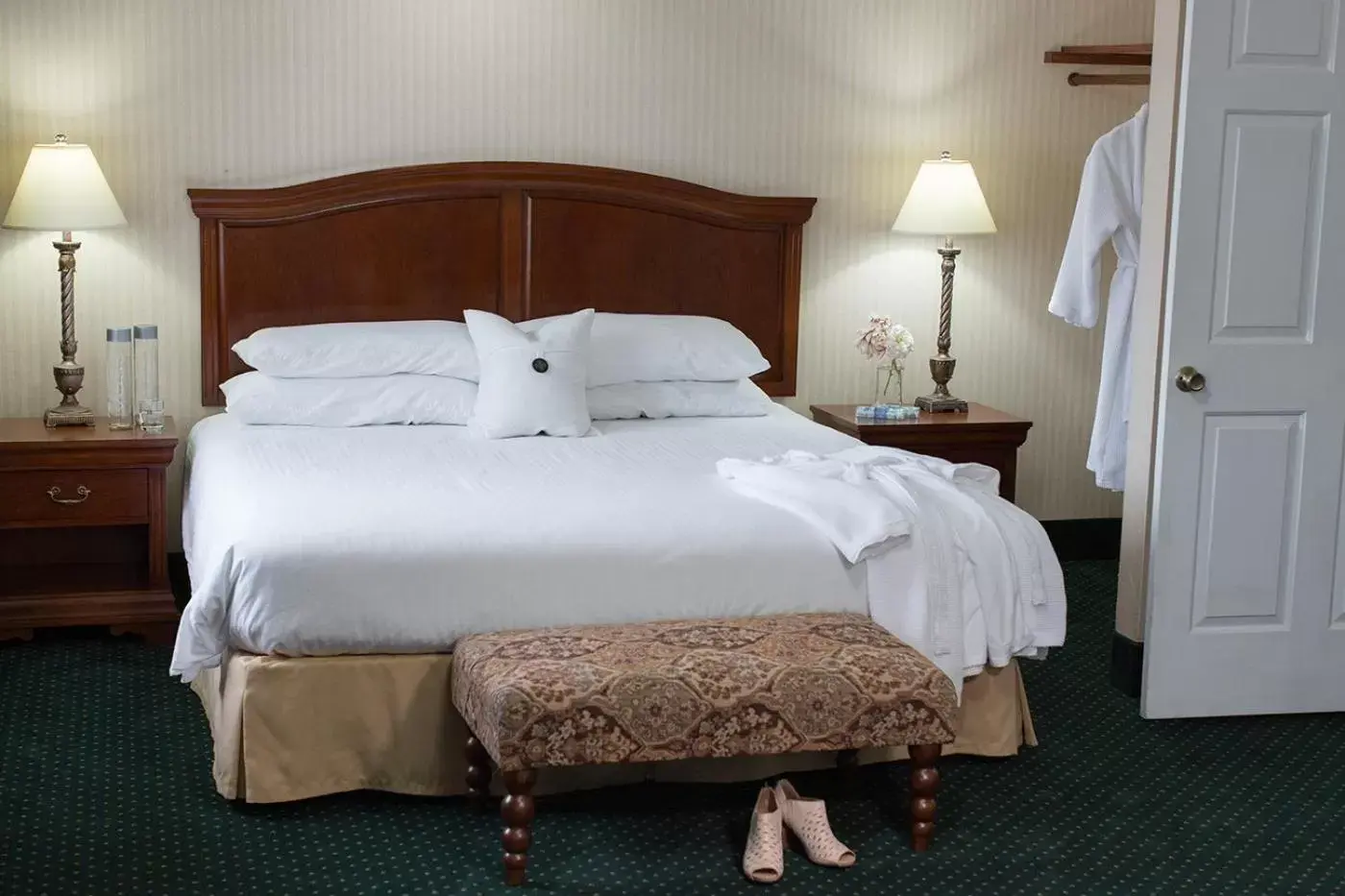 Bed in Rogue Regency Inn & Suites