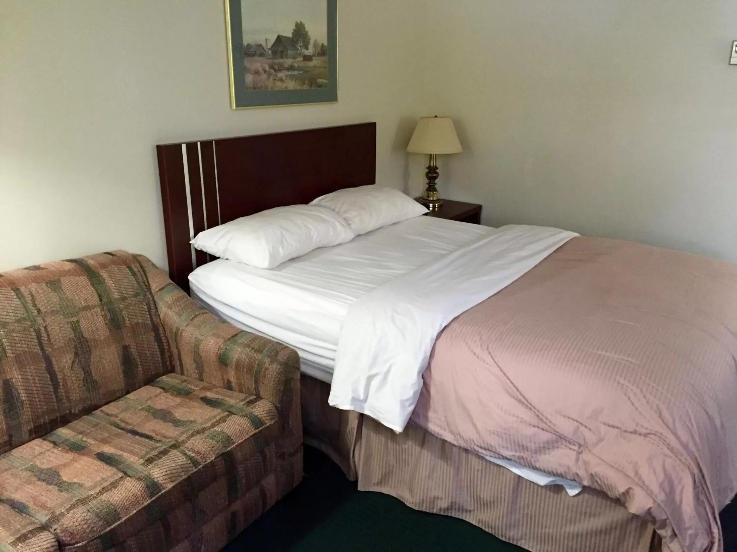 Photo of the whole room, Bed in Colonial Inn