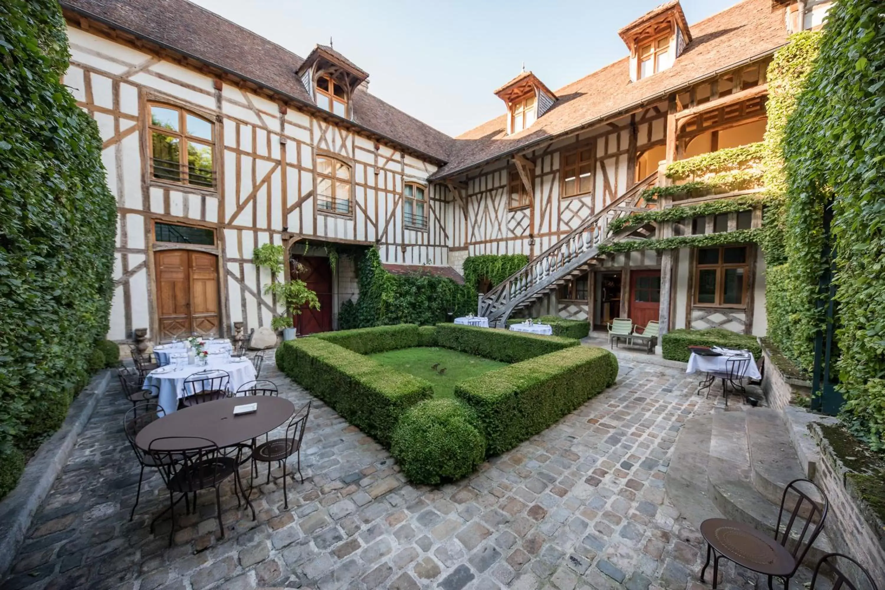 Inner courtyard view, Property Building in Hôtel la Maison de Rhodes & Spa