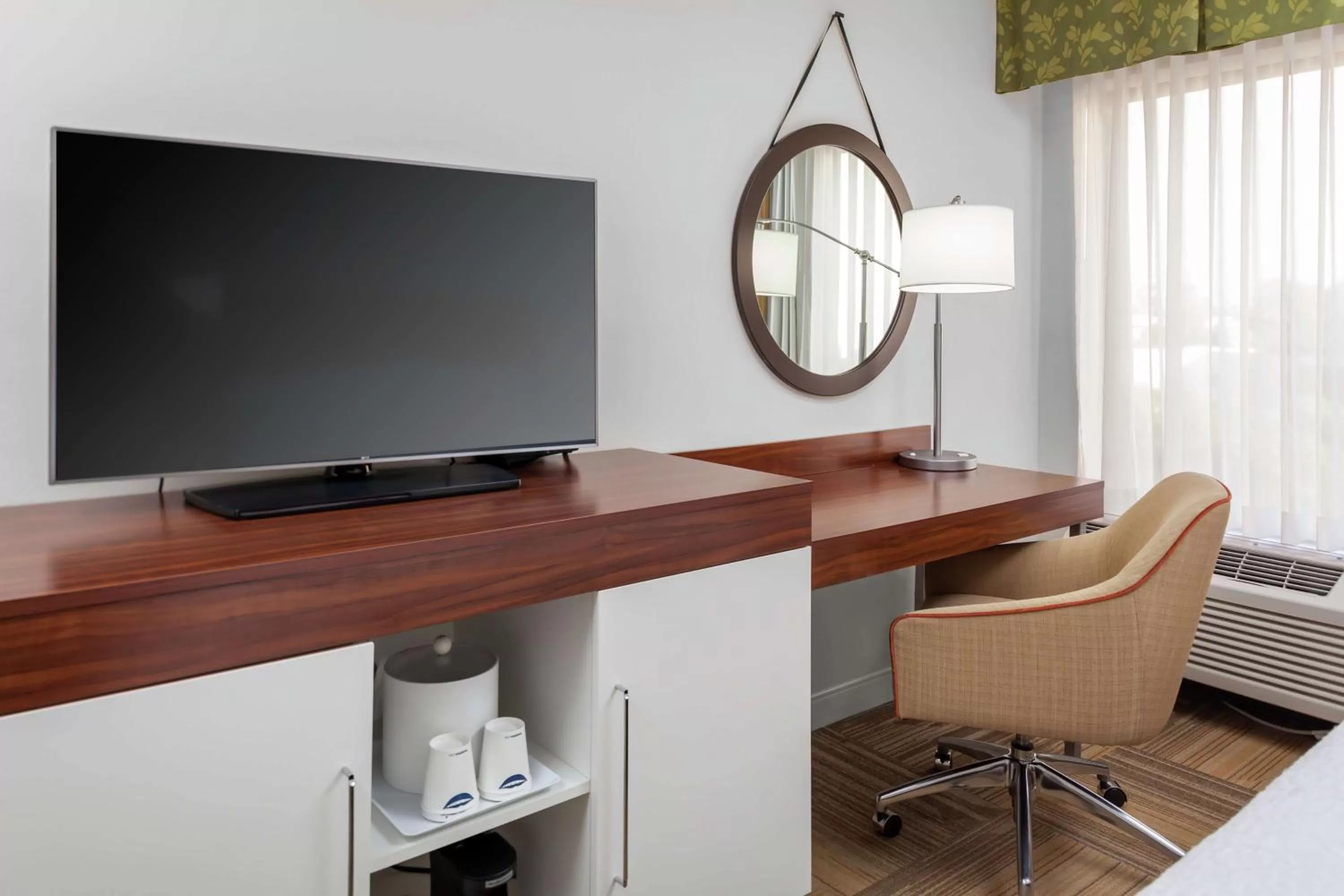 Bedroom in Hampton Inn Miami/Dadeland