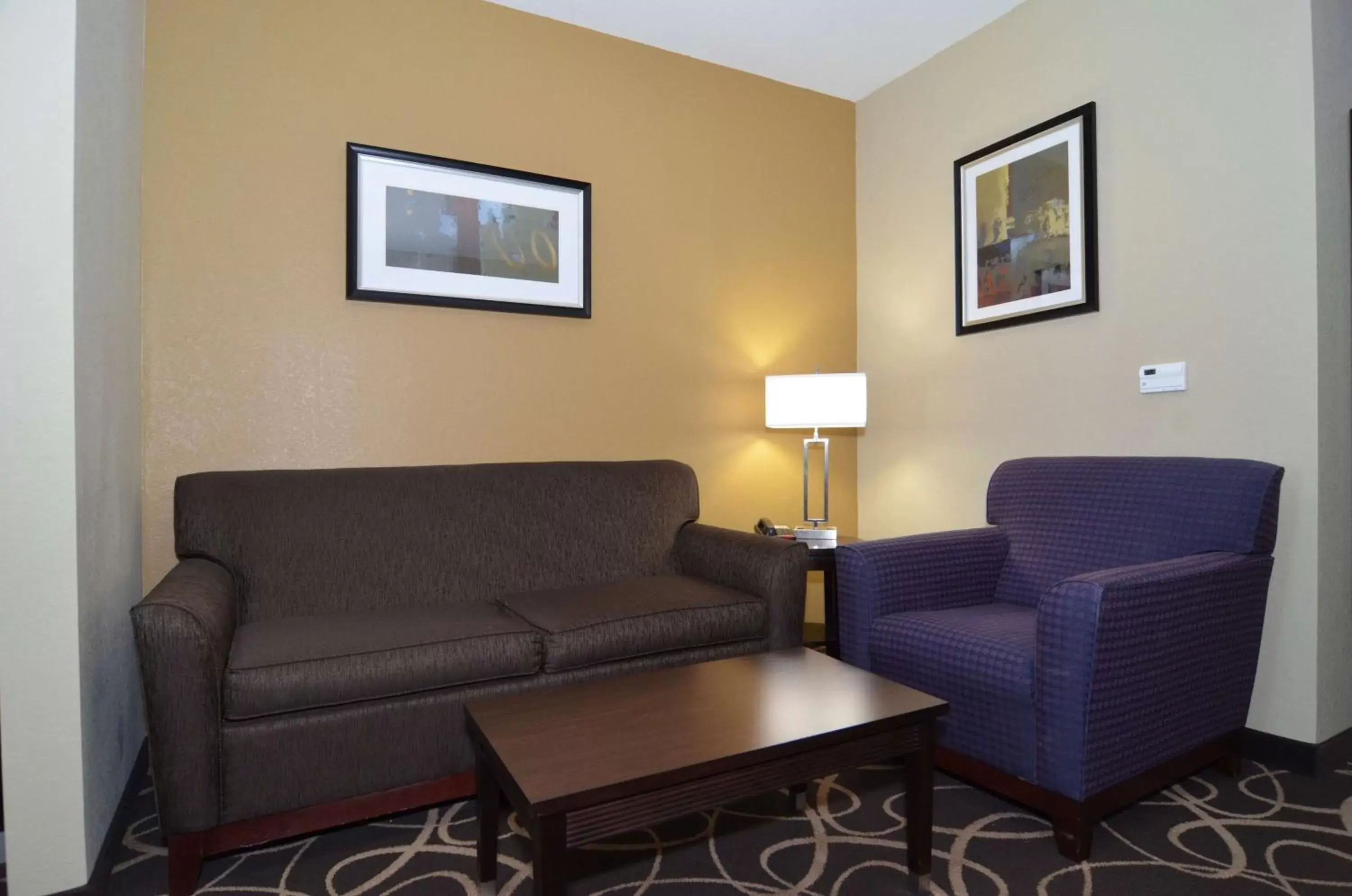 Photo of the whole room, Seating Area in Best Western Plus Kenedy Inn