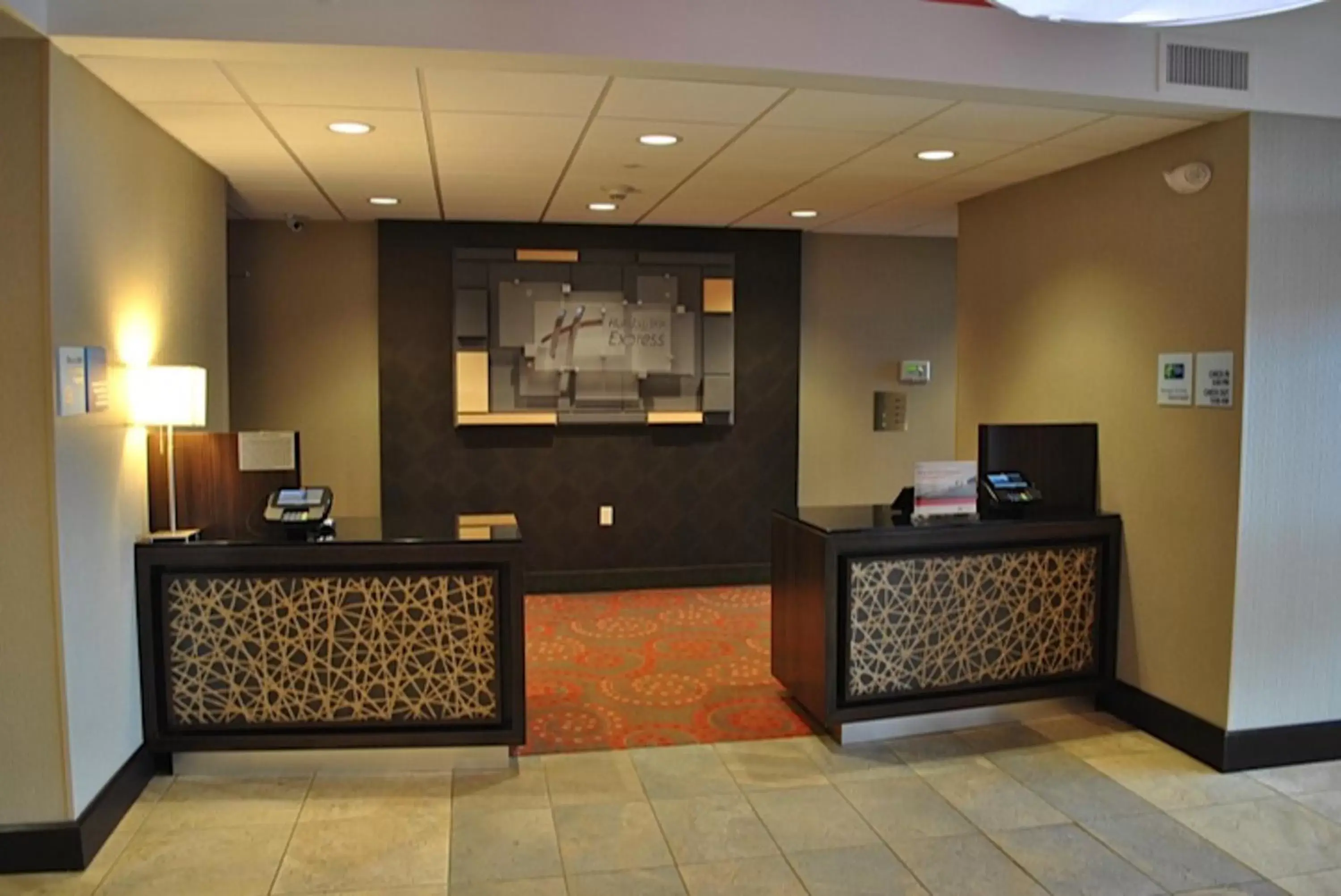 Lobby or reception, Lobby/Reception in Holiday Inn Express Salem, an IHG Hotel