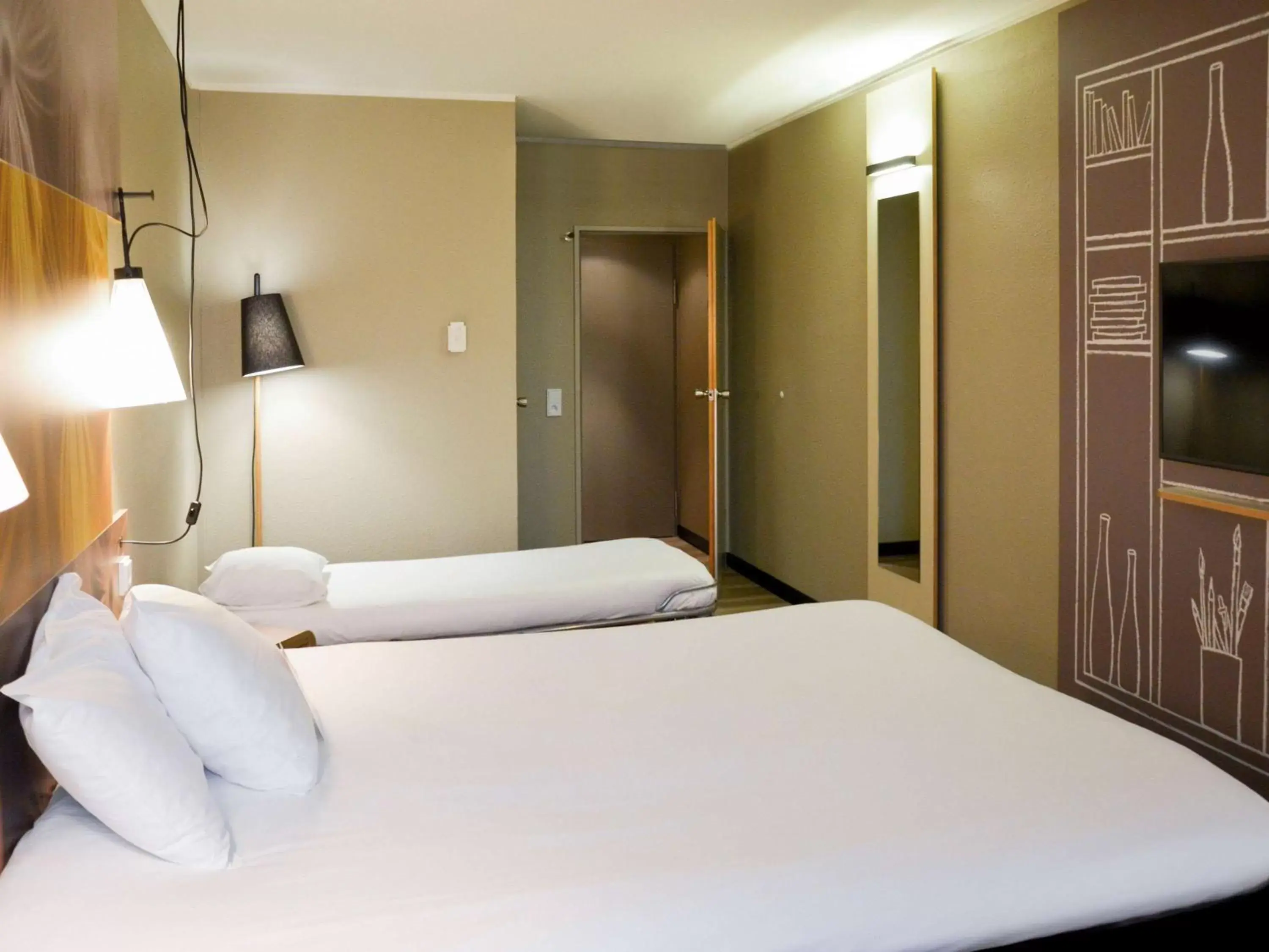 Photo of the whole room, Bed in ibis Hotel Frankfurt Airport