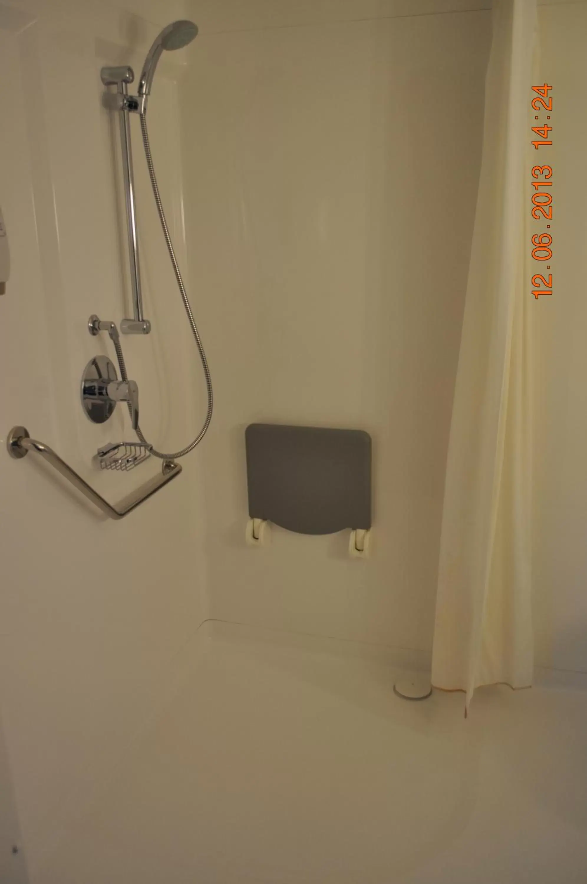 Bathroom, TV/Entertainment Center in ibis Istres Trigance