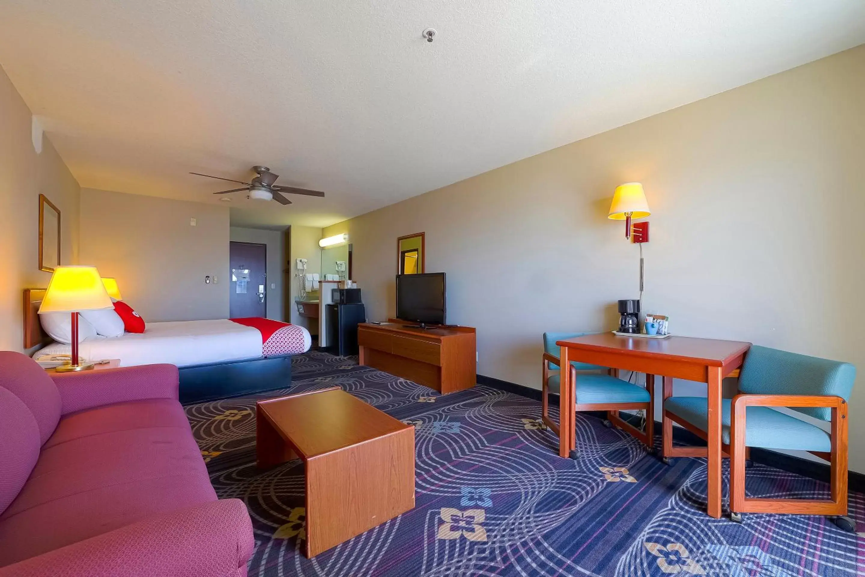 Bedroom, Seating Area in Siletz Bay Beachfront Hotel by OYO Lincoln City