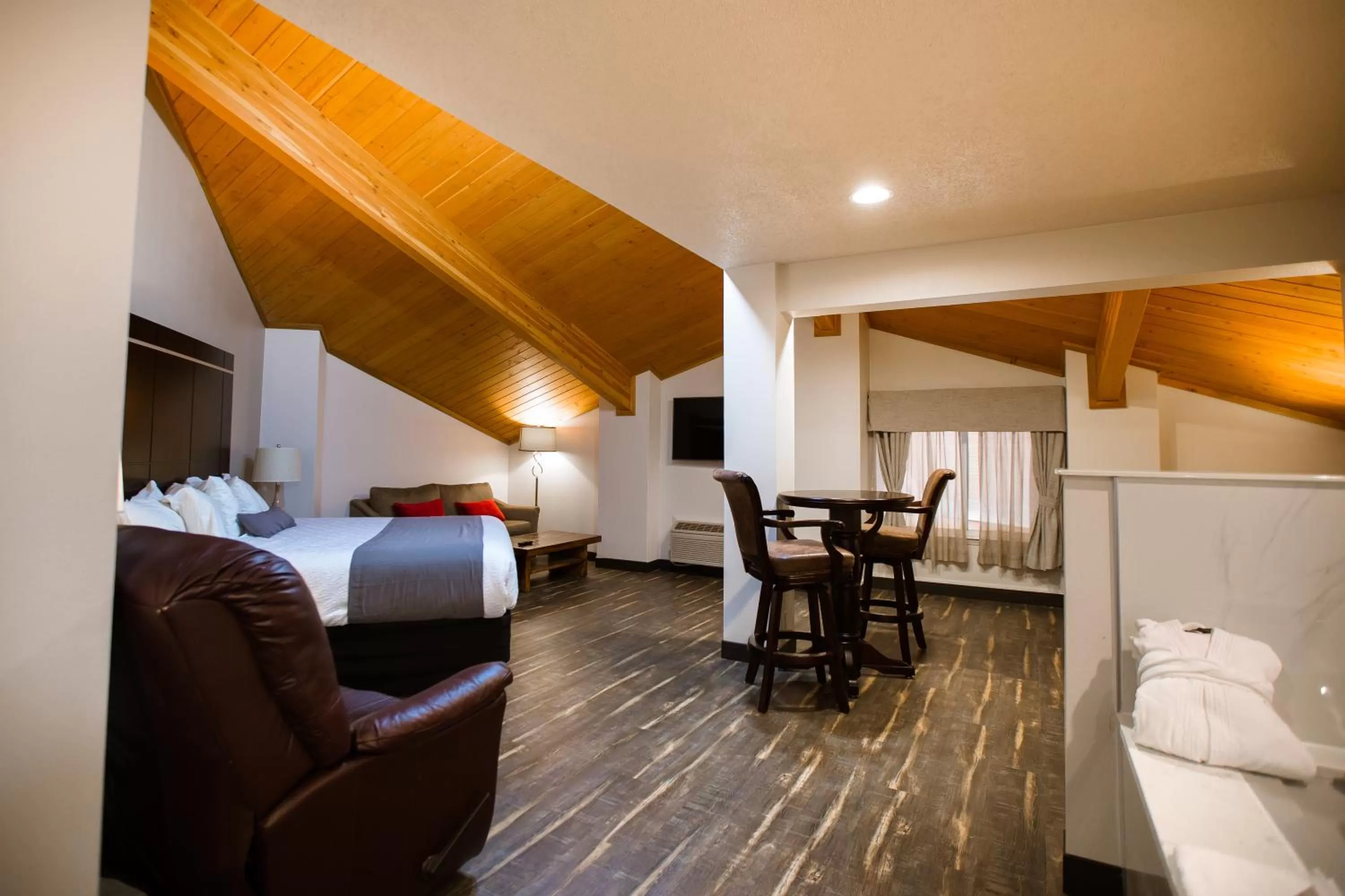 Photo of the whole room, Bed in Ten Pin Inn & Suites