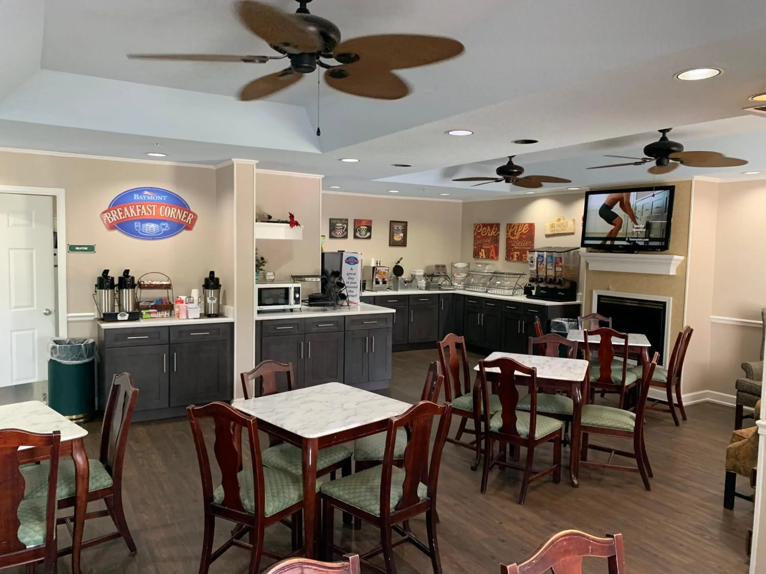 Living room, Restaurant/Places to Eat in Baymont by Wyndham Ormond Beach