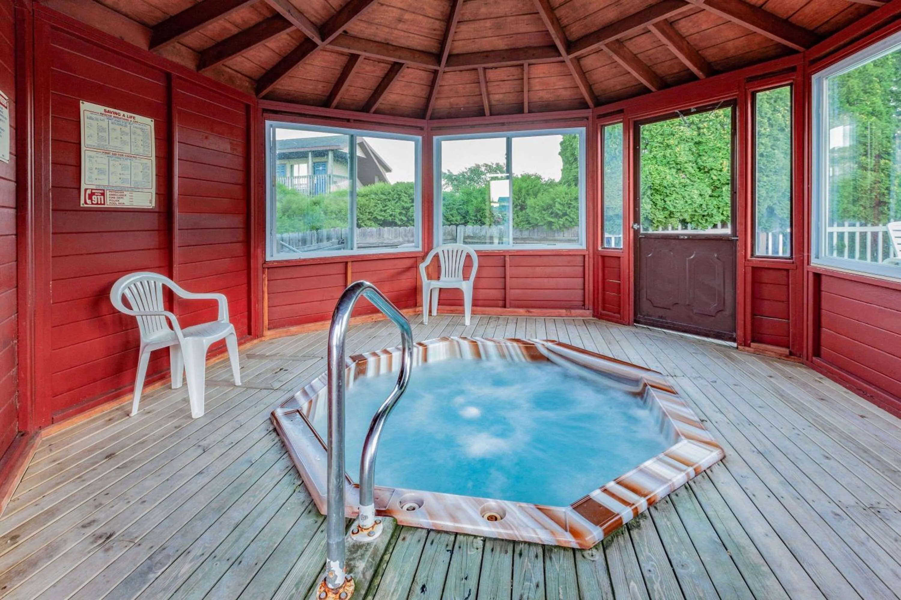 Hot Tub in Days Inn & Suites by Wyndham St. Ignace Lakefront