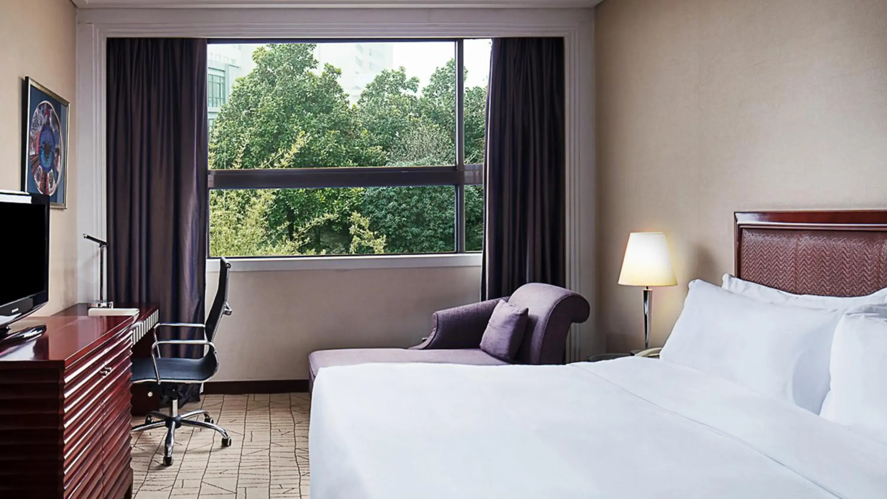 Photo of the whole room, Bed in Holiday Inn Zhengzhou Zhongzhou, an IHG Hotel