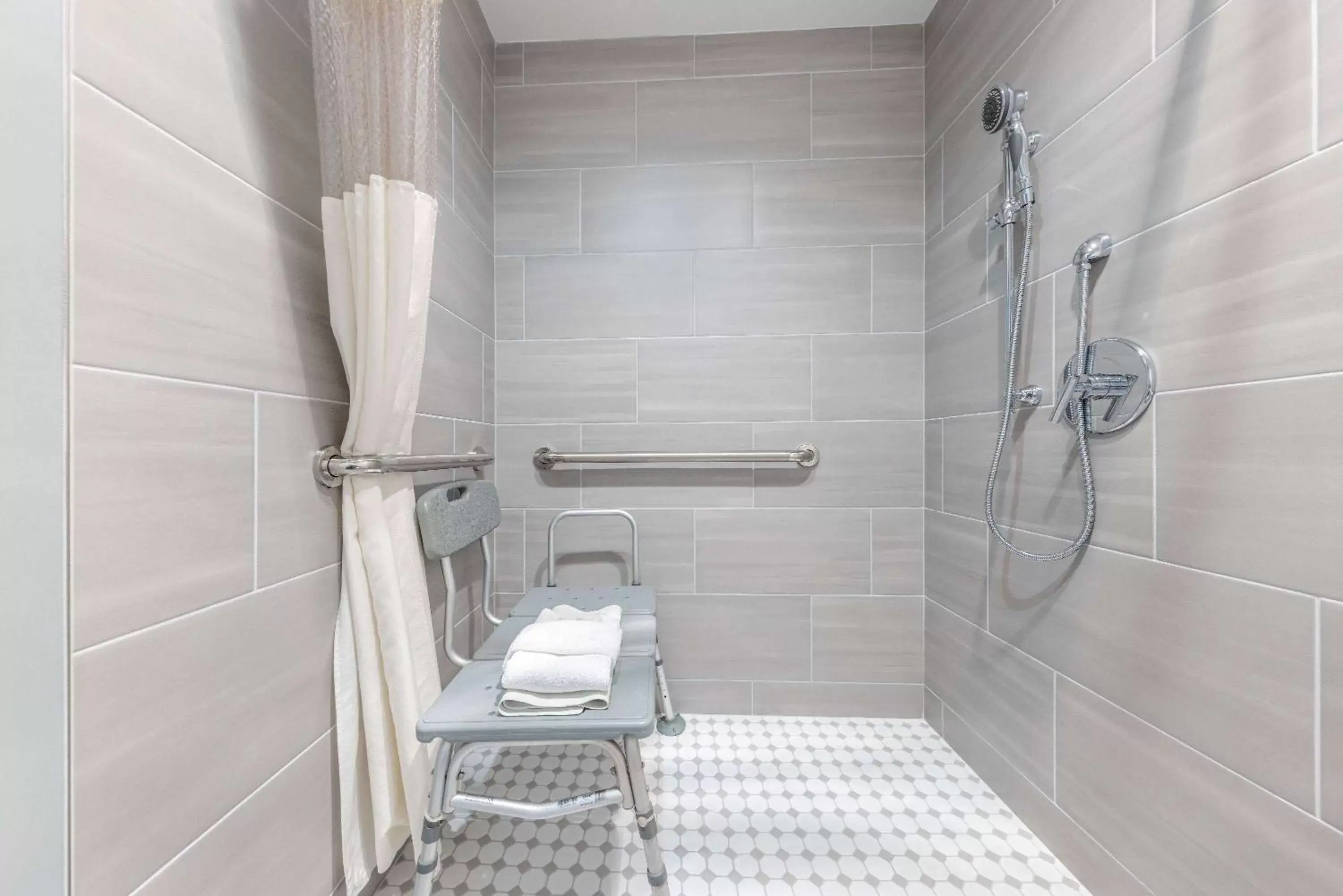 Shower, Bathroom in La Quinta Inn by Wyndham Lynnwood