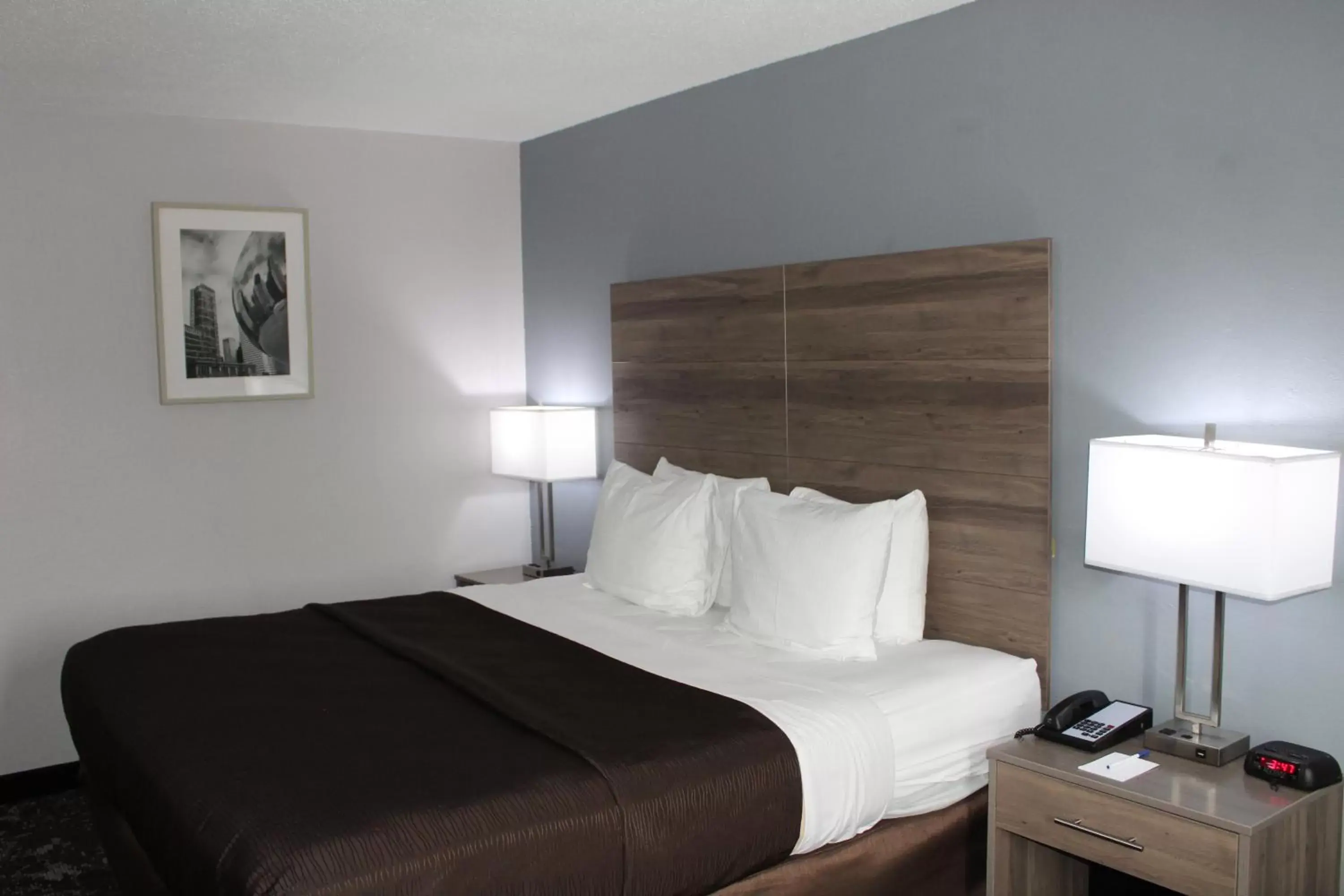 Bedroom, Bed in SureStay Hotel by Best Western Cedar Rapids