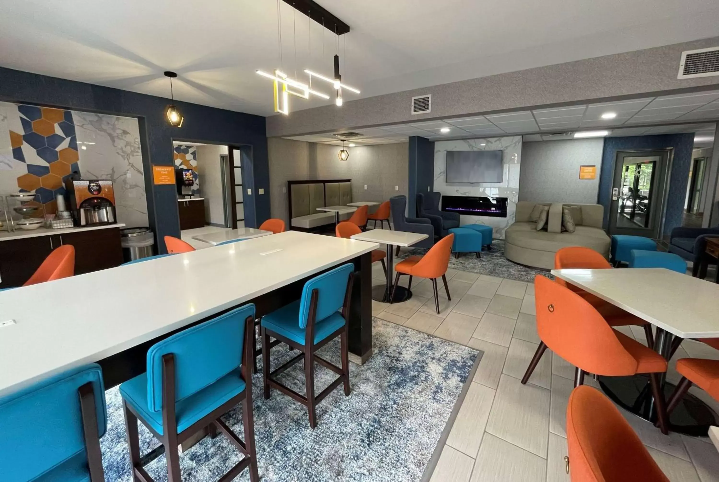 Communal lounge/ TV room in La Quinta Inn & Suites by Wyndham Fayetteville I-95