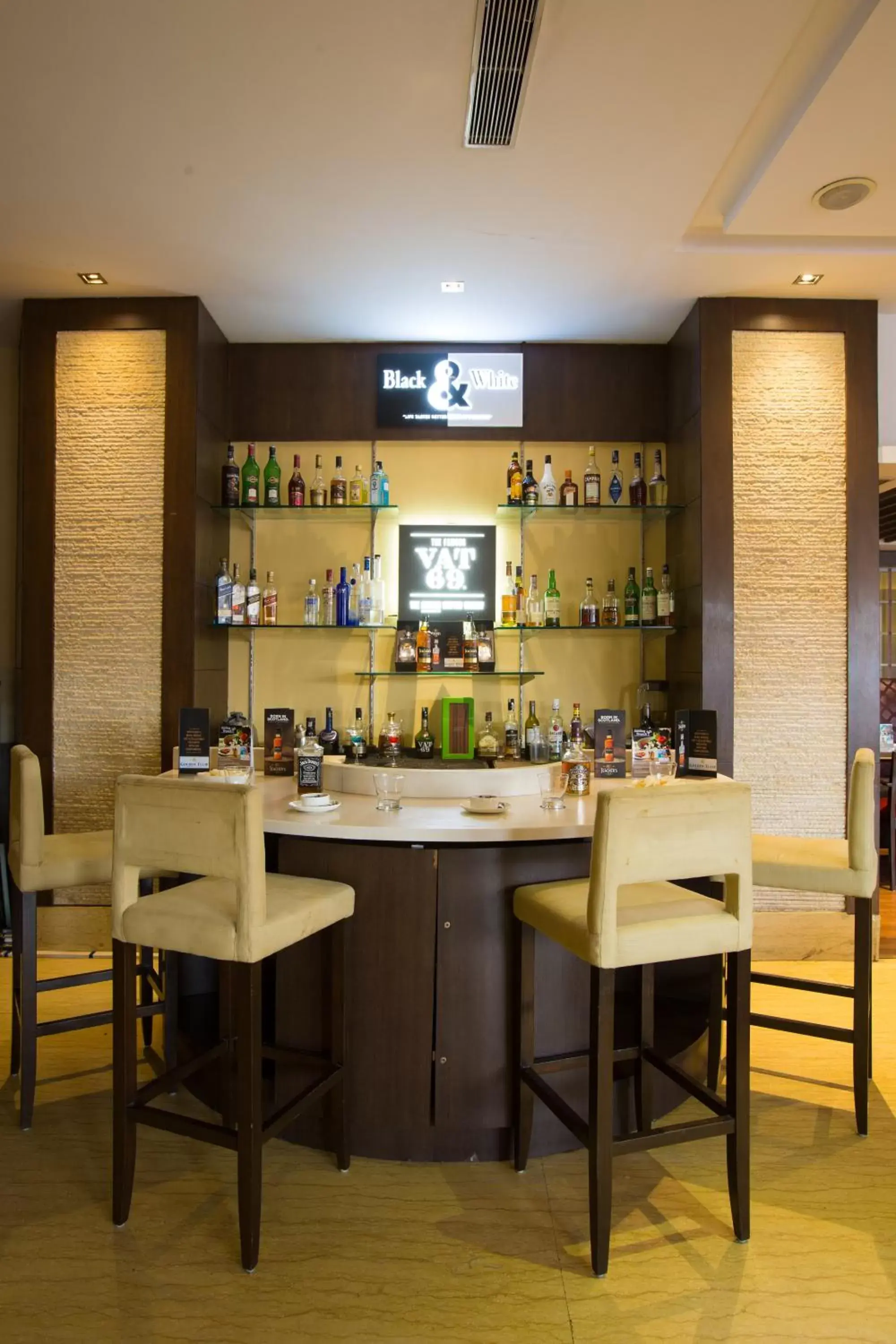 Lounge or bar, Restaurant/Places to Eat in Golden Tulip Chandigarh, Panchkula