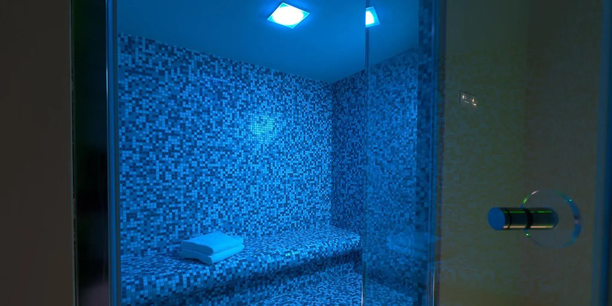 Steam room in Hotel The Cube