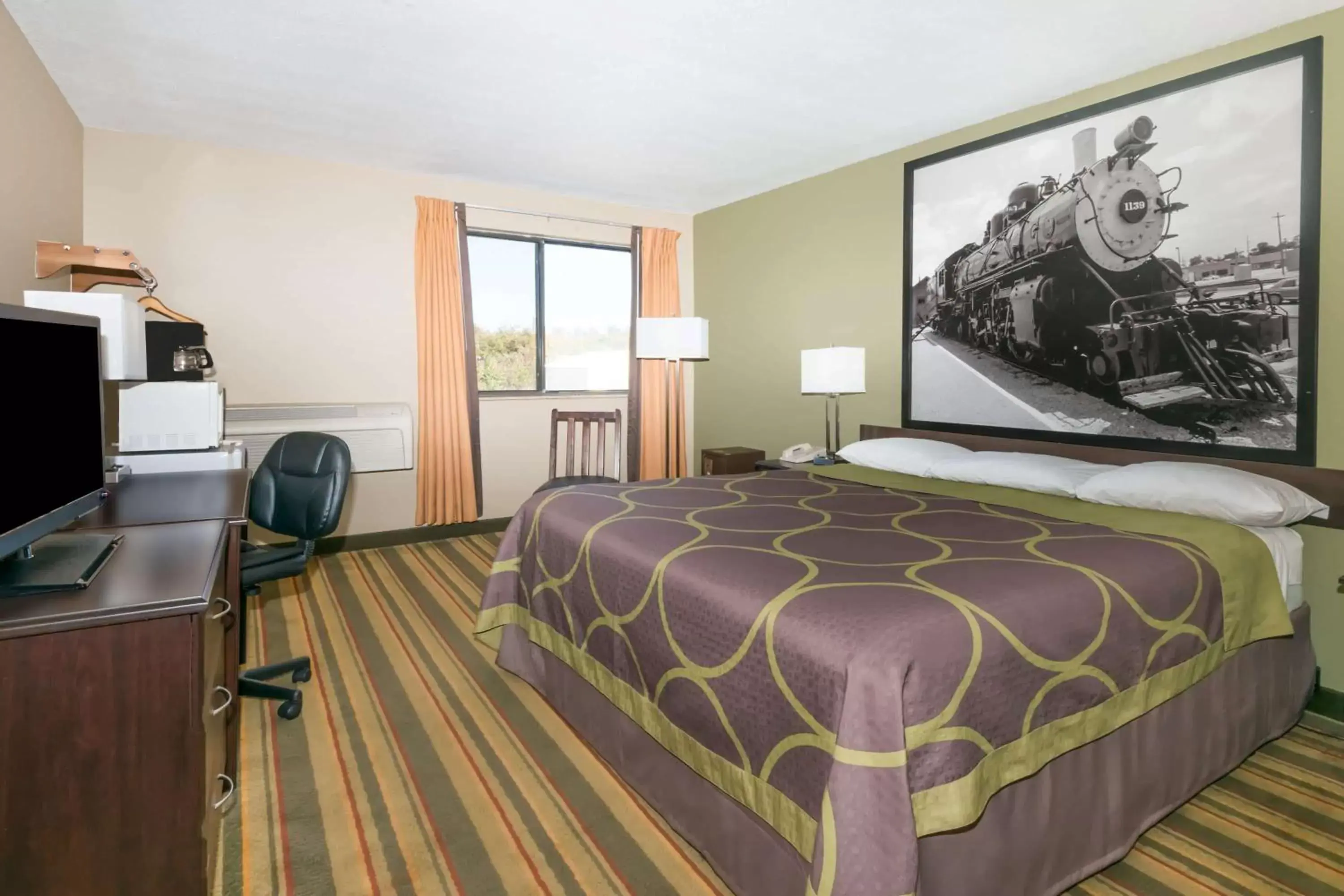 Bedroom, Bed in Super 8 by Wyndham Topeka/Wanamaker RD/I-70 Bedroom, Bed in Super 8 by Wyndham Topeka/Wanamaker RD/I-70