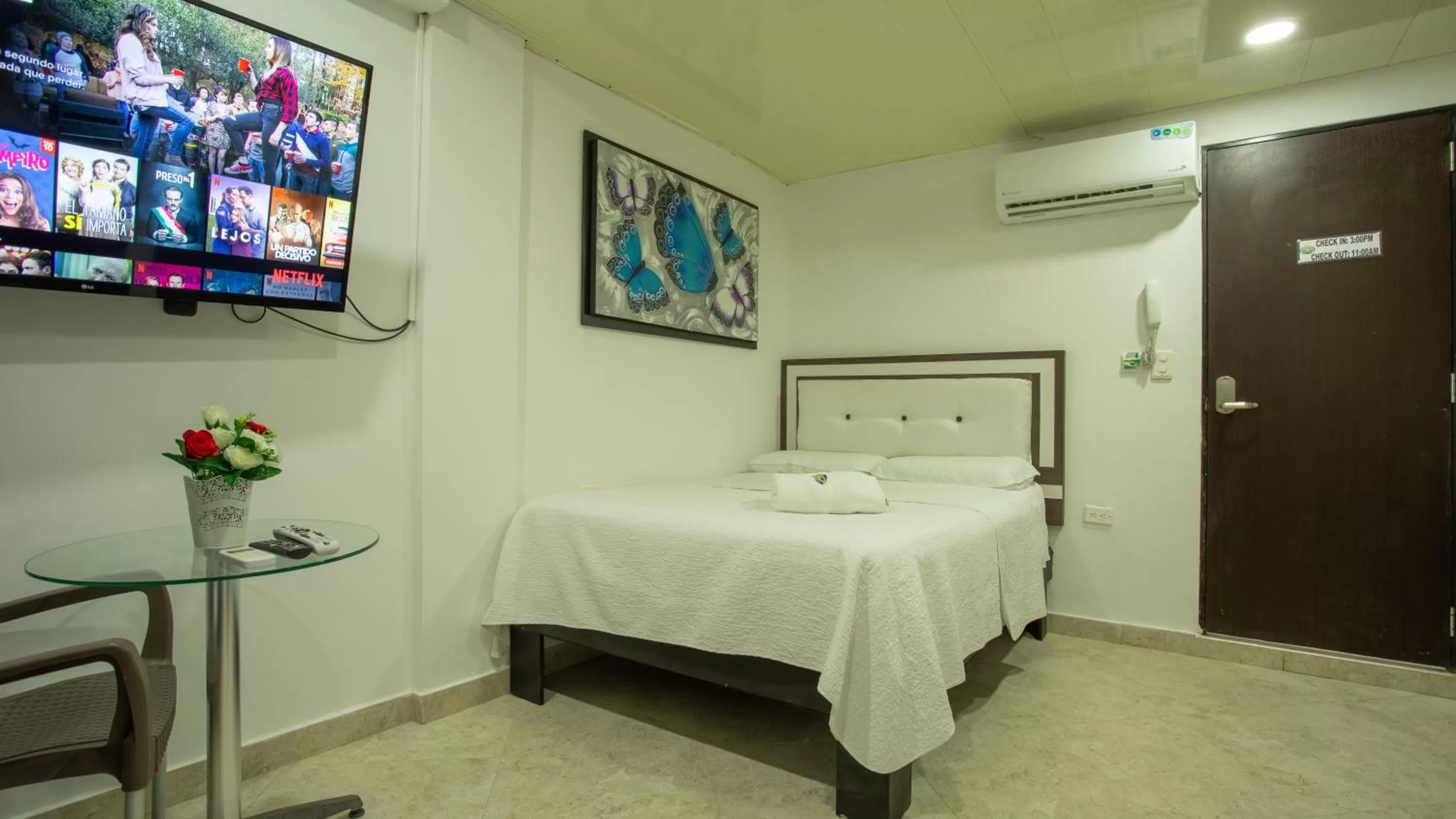 Photo of the whole room, Bed in Hollywood Beach Suite