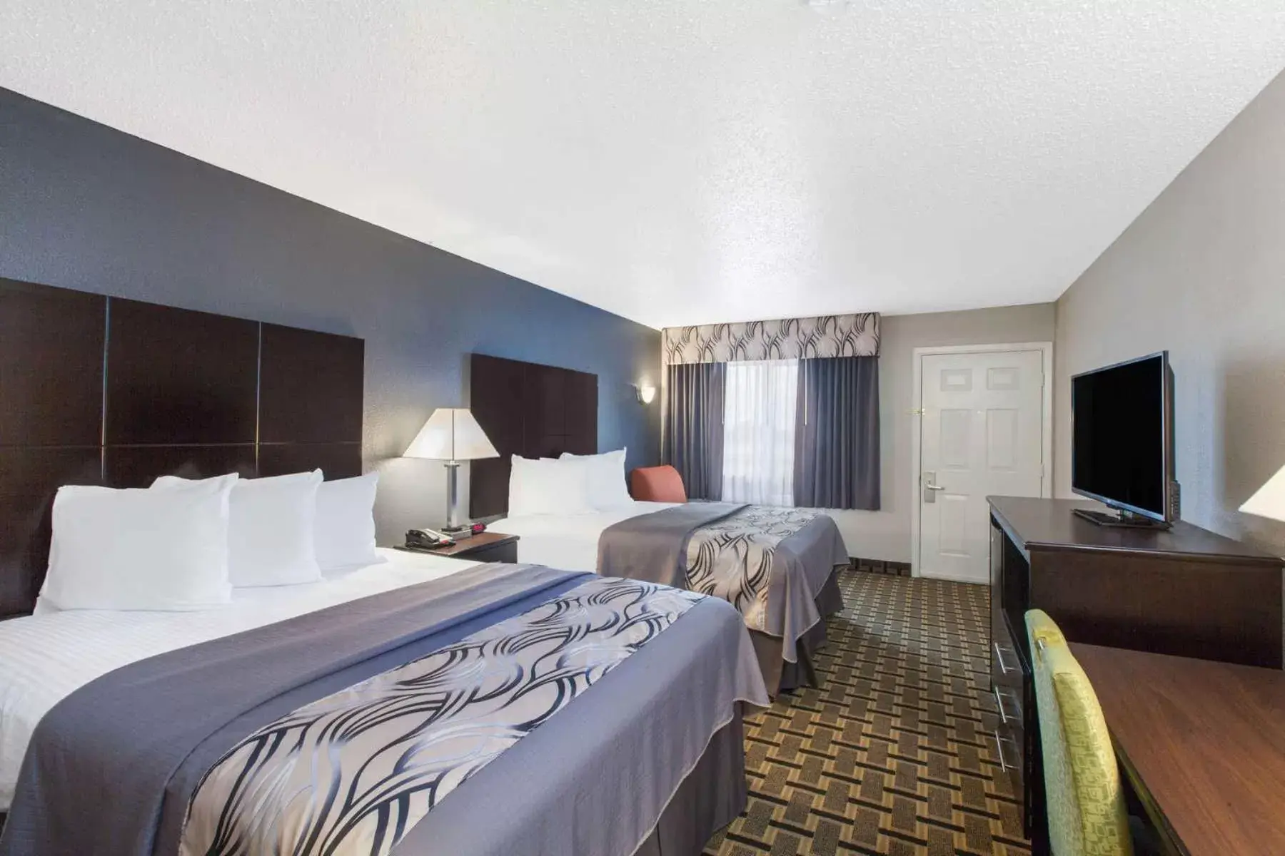 Bed, TV/Entertainment Center in Days Inn by Wyndham Ennis