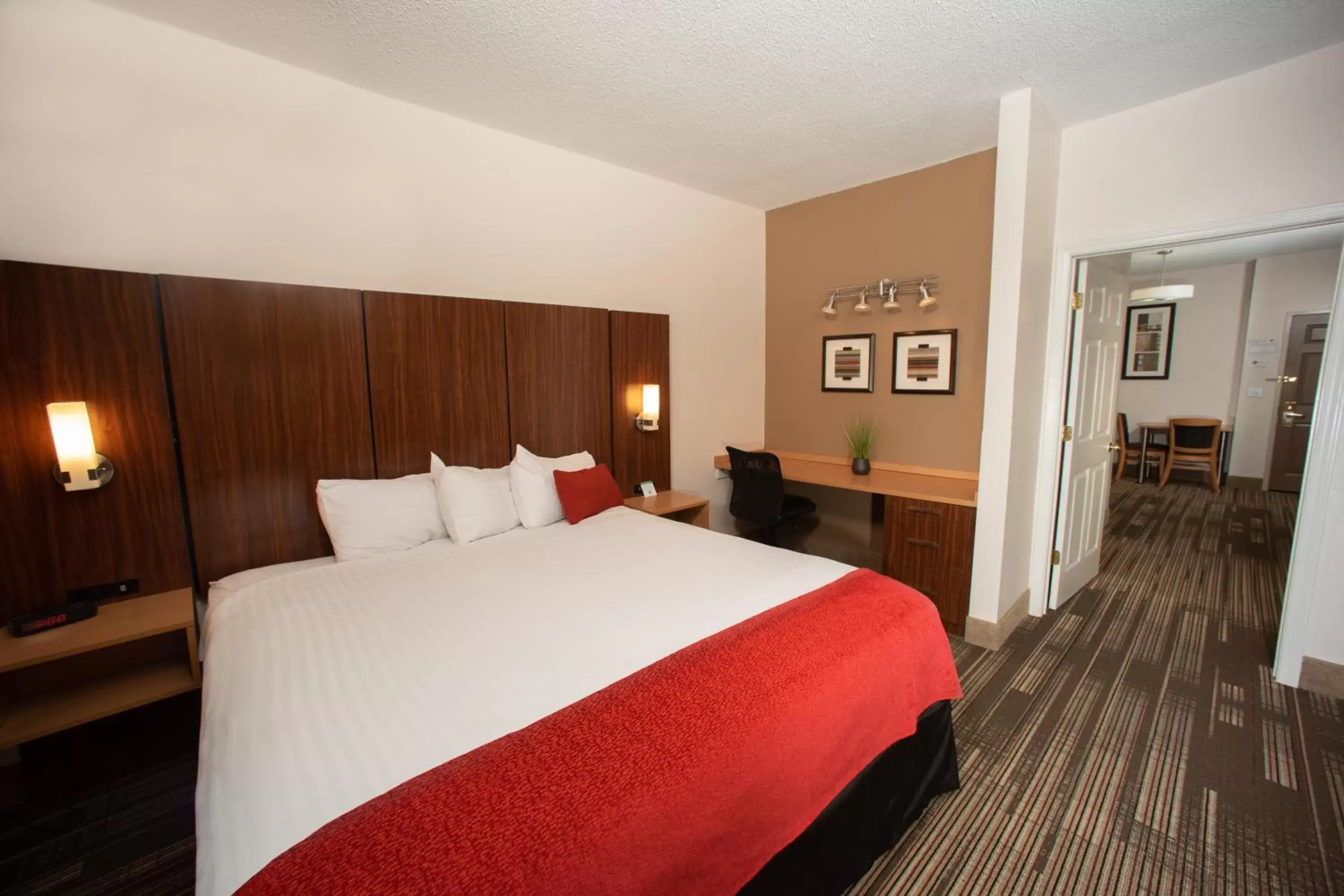 Bed in Northfield Inn Suites and Conference Center