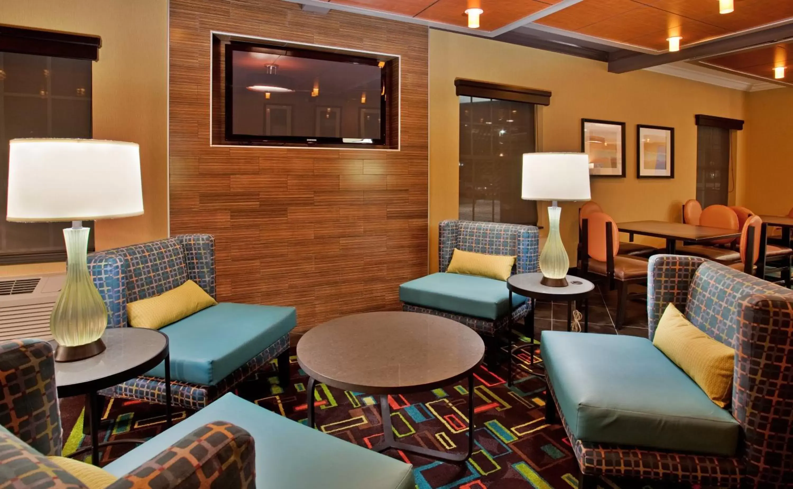 Breakfast, Lounge/Bar in Holiday Inn Express Hotel & Suites North Kansas City, an IHG Hotel