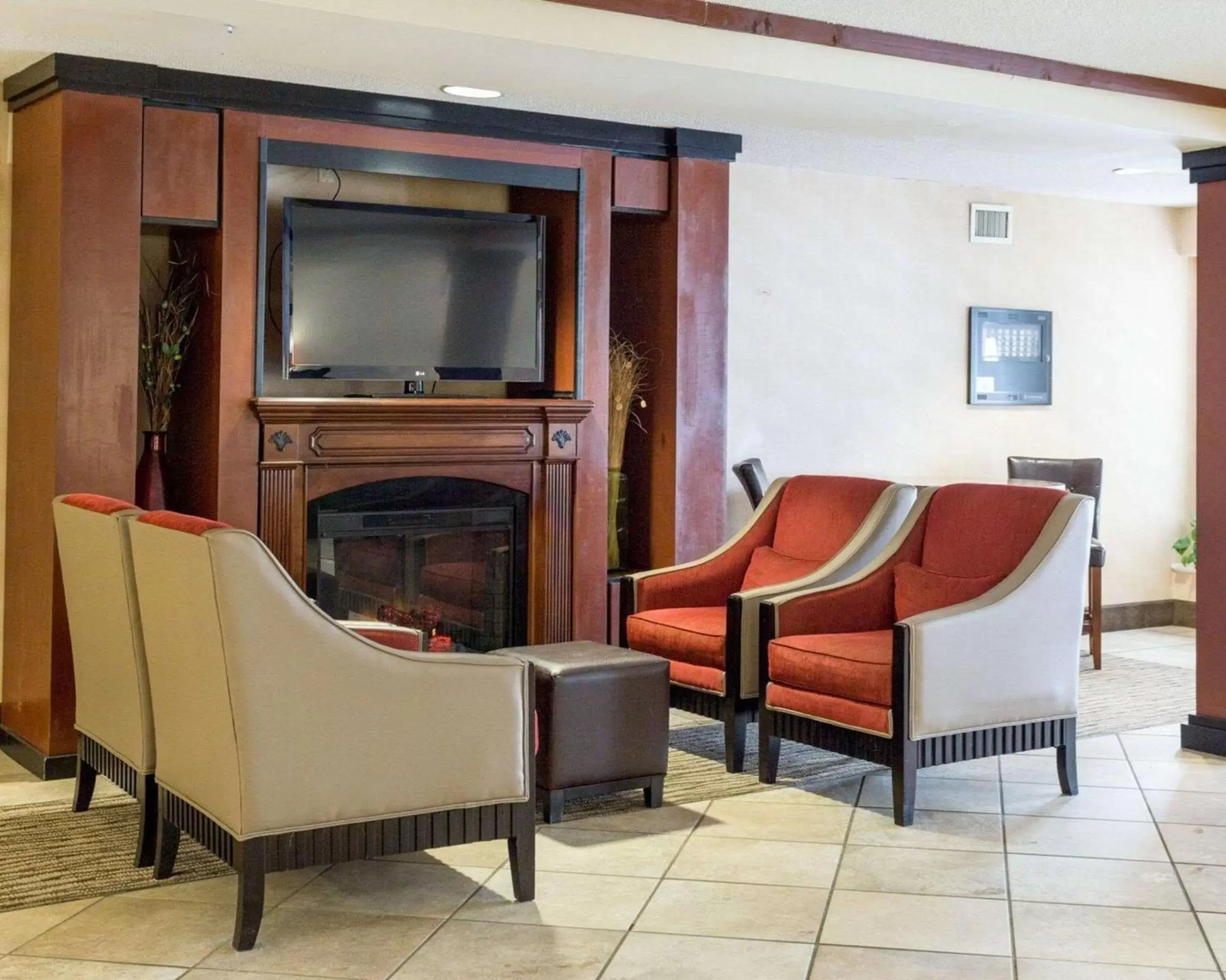 Lobby or reception, Seating Area in Comfort Inn Civic Center