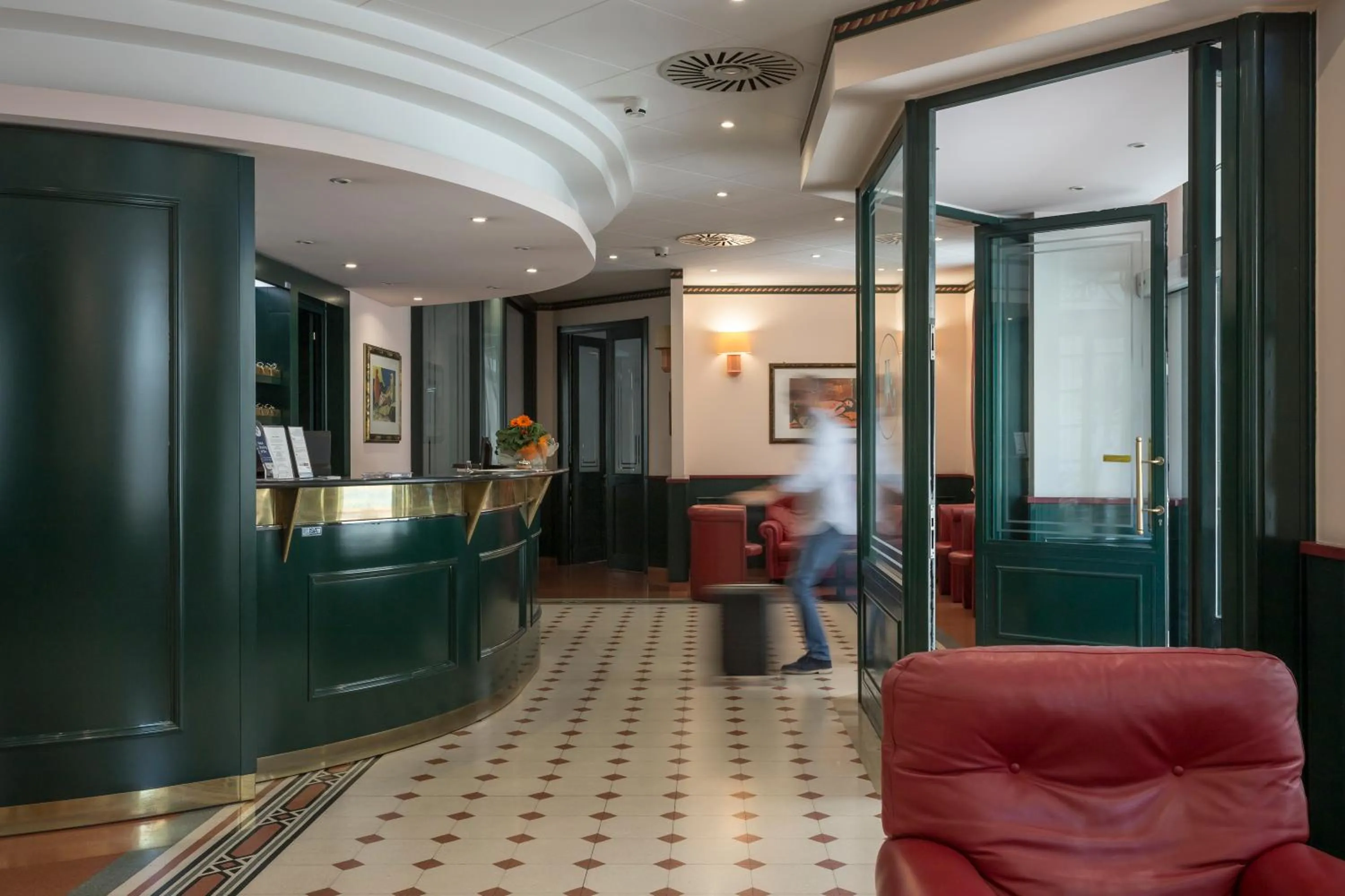 Lobby or reception in Hotel Montreal