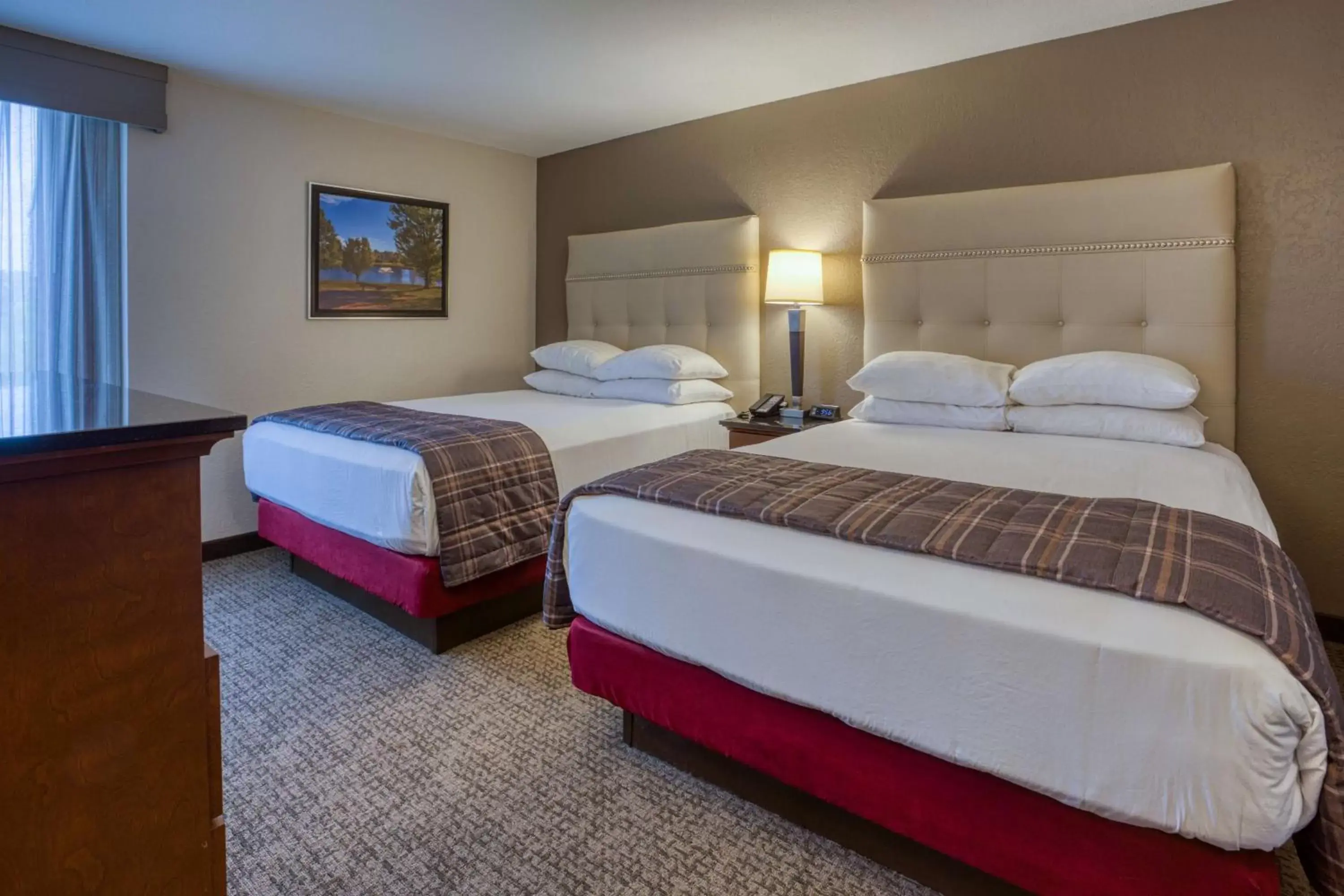 Photo of the whole room, Bed in Drury Inn & Suites St. Louis - Fairview Heights