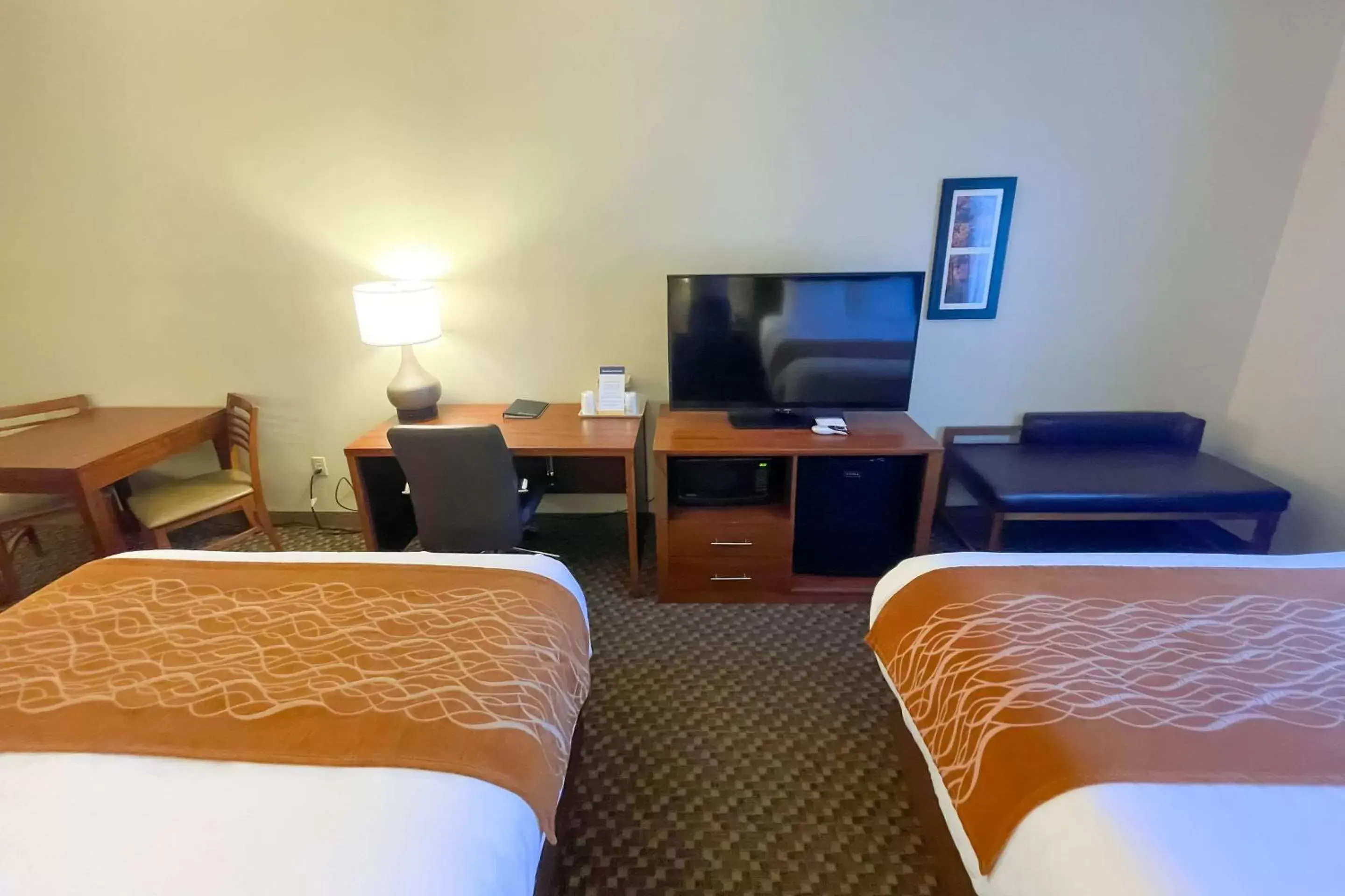 Bedroom, TV/Entertainment Center in Comfort Inn & Suites Midtown