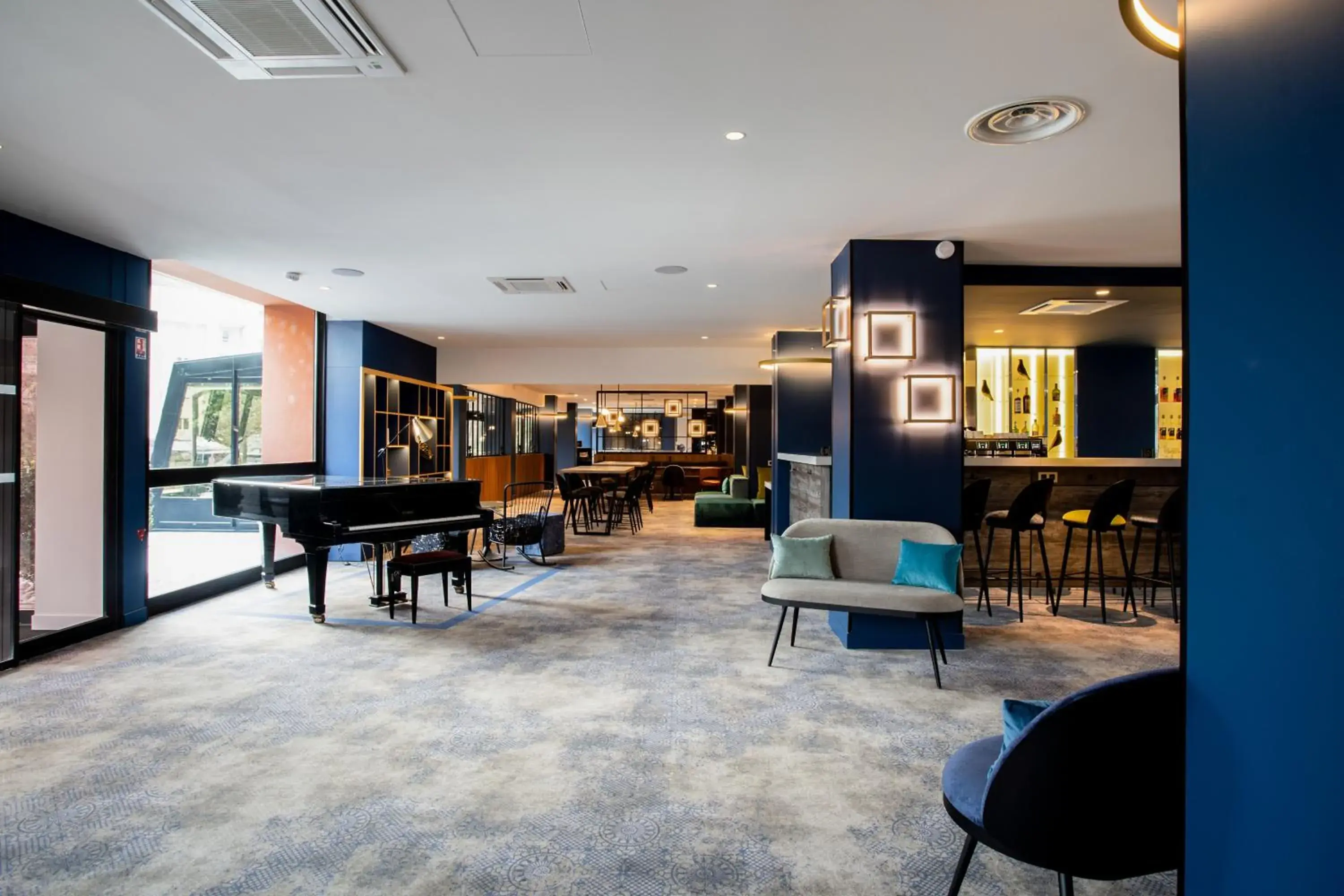 Lobby or reception in Park & Suites Elégance Genève-Ferney Voltaire