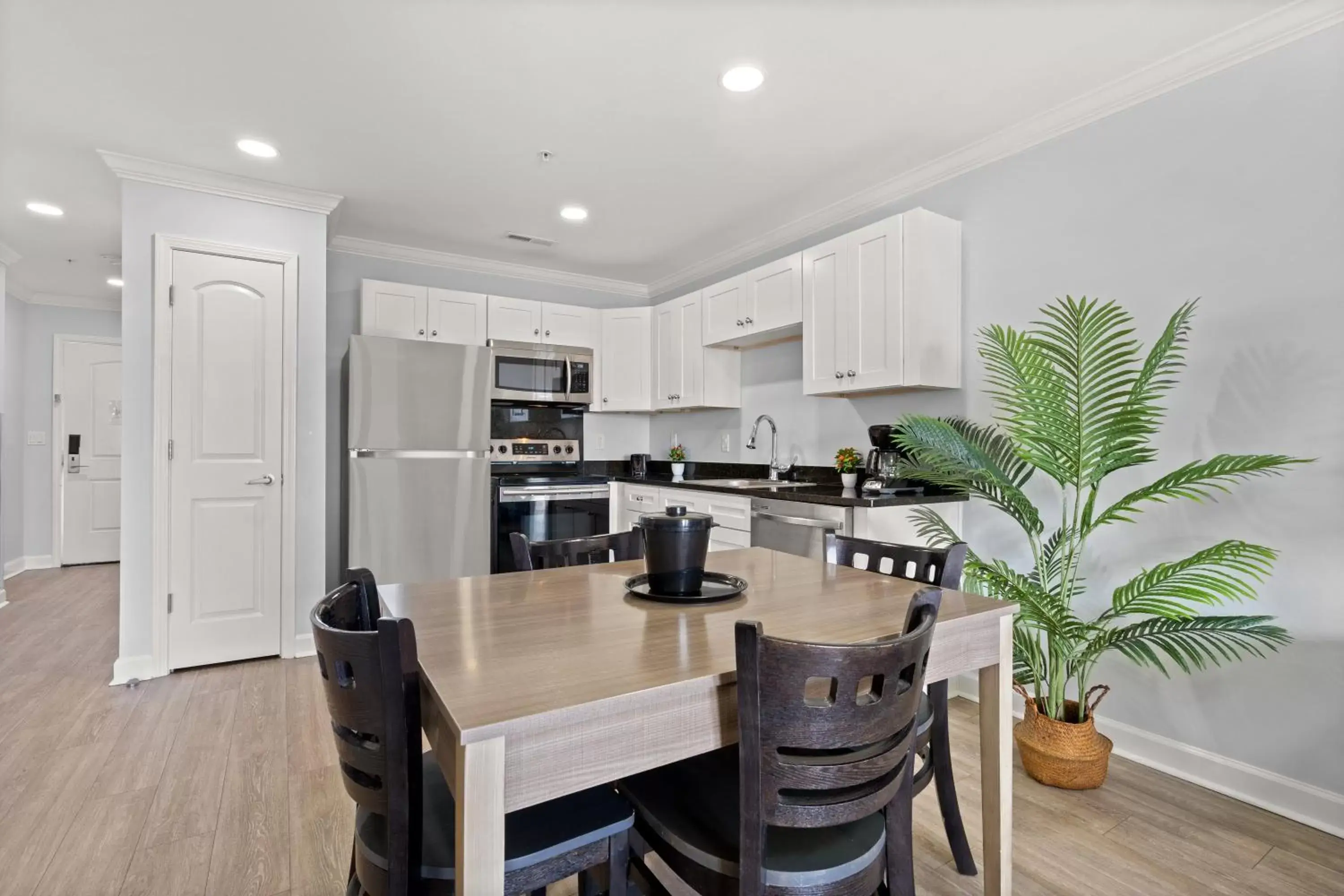 Dining area, Kitchen/Kitchenette in Ocean Escape Condos