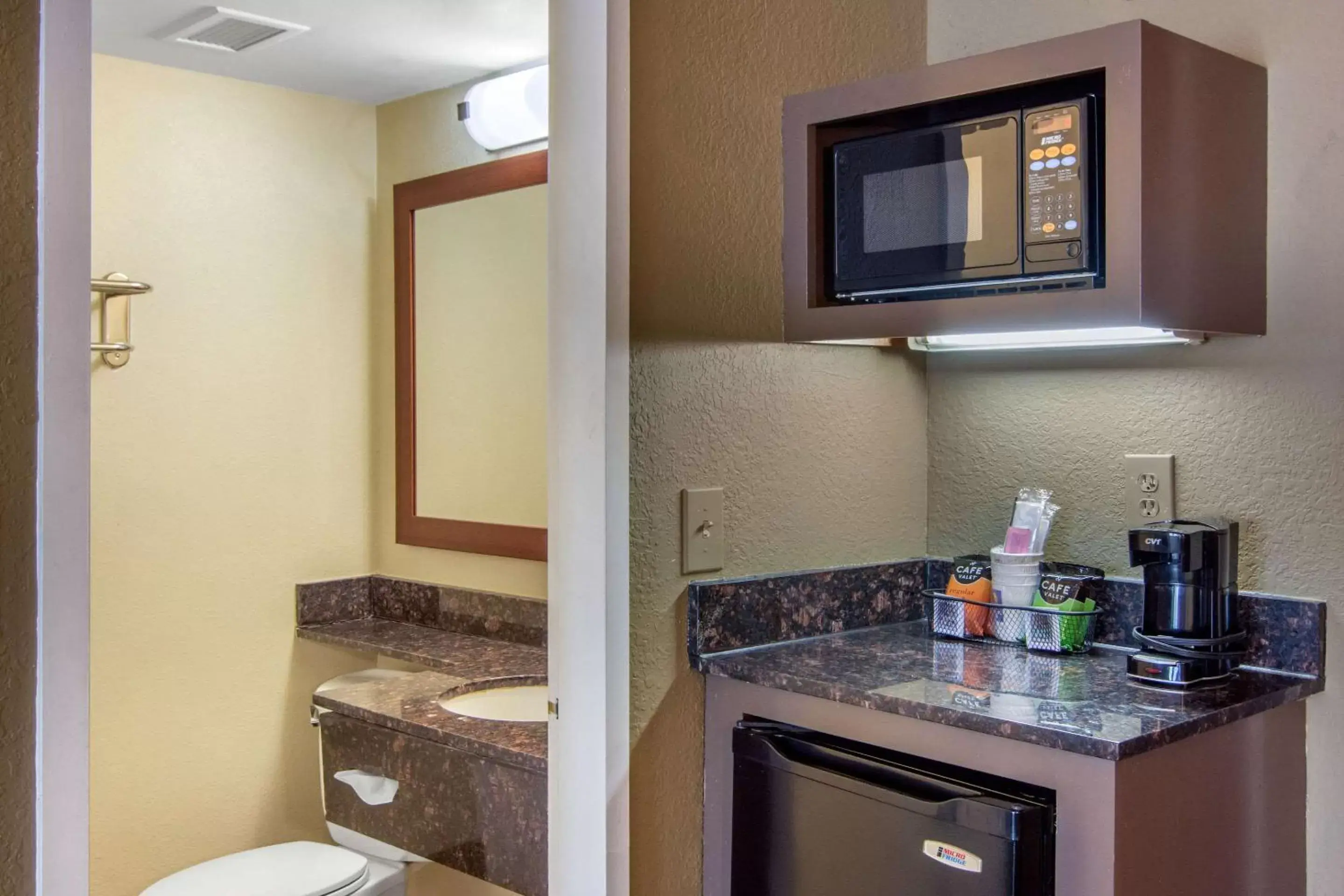 Photo of the whole room, Kitchen/Kitchenette in Comfort Inn Sandy Springs – Perimeter