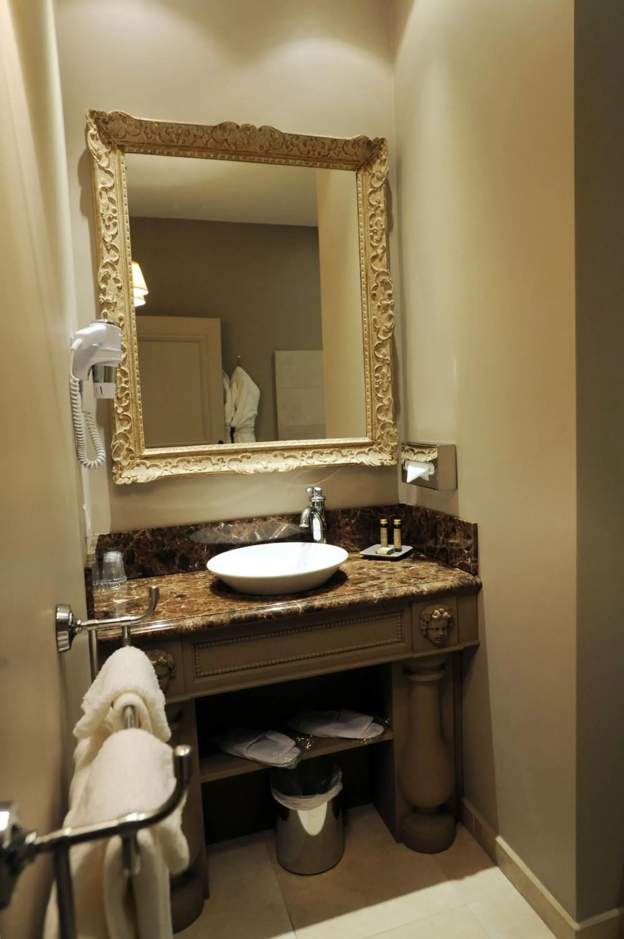 Bathroom in Hôtel Restaurant Spa Le Sauvage