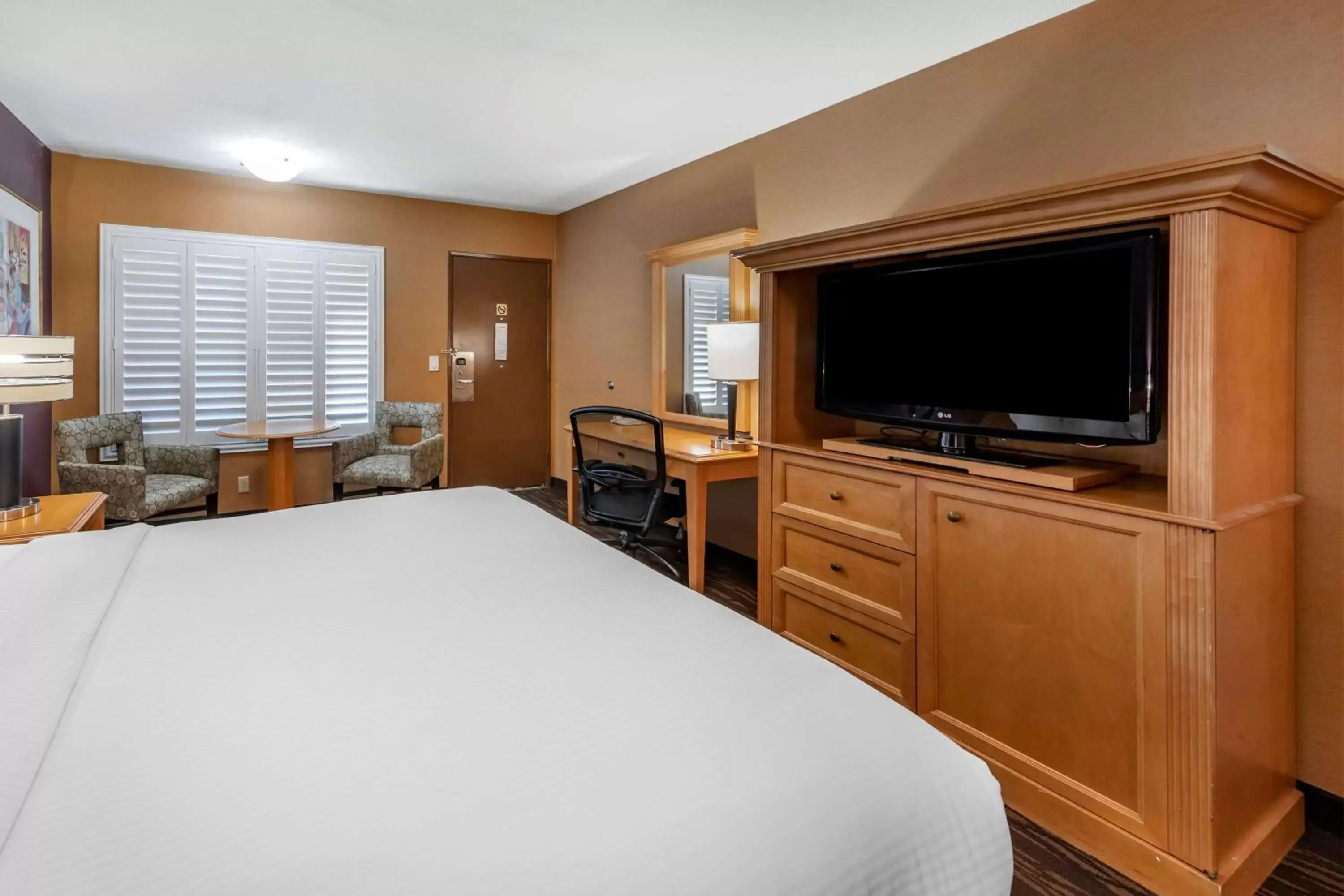 Bedroom, TV/Entertainment Center in Best Western Plus Stovall's Inn