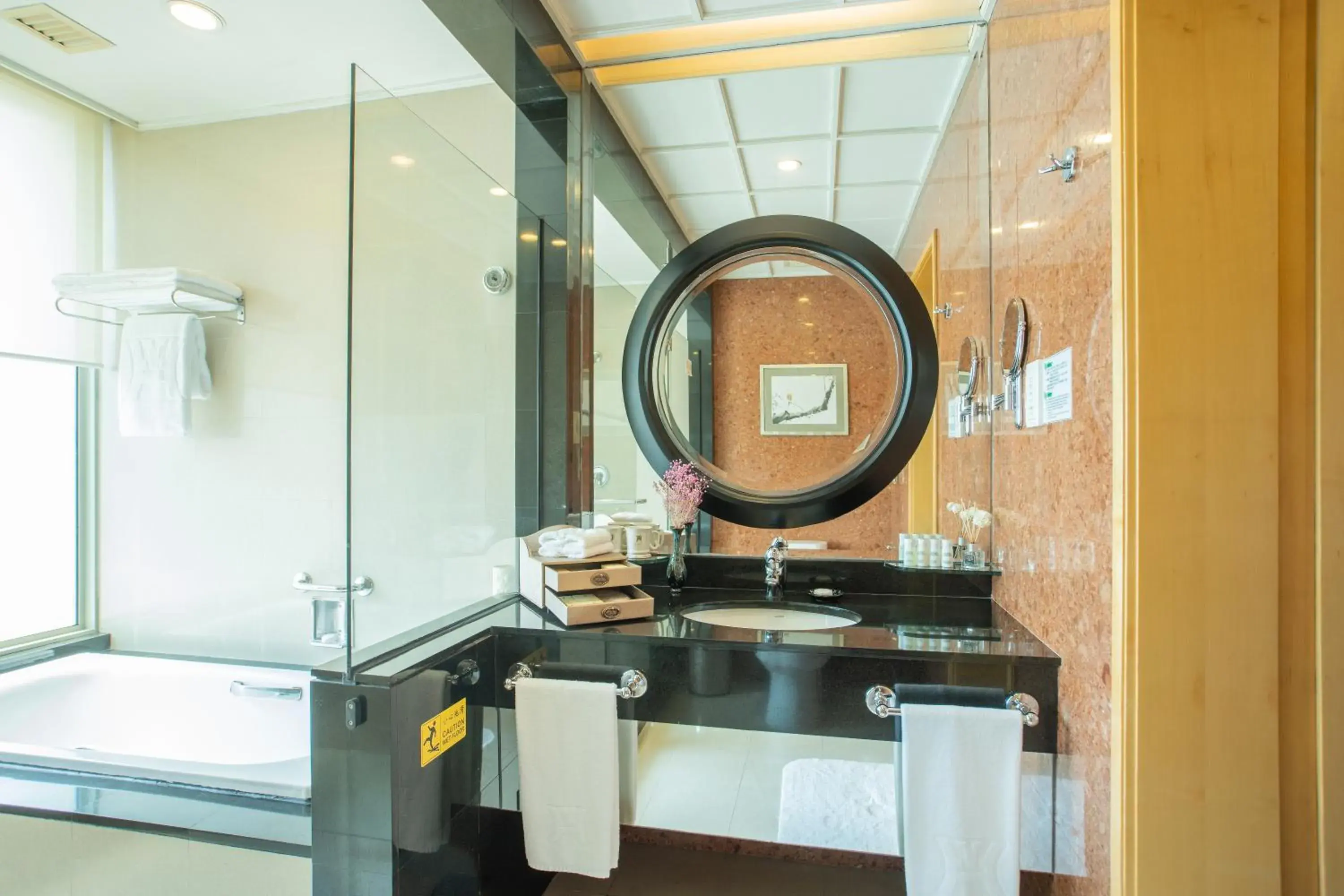 Toilet, Bathroom in Shantou Junhua Haiyi Hotel