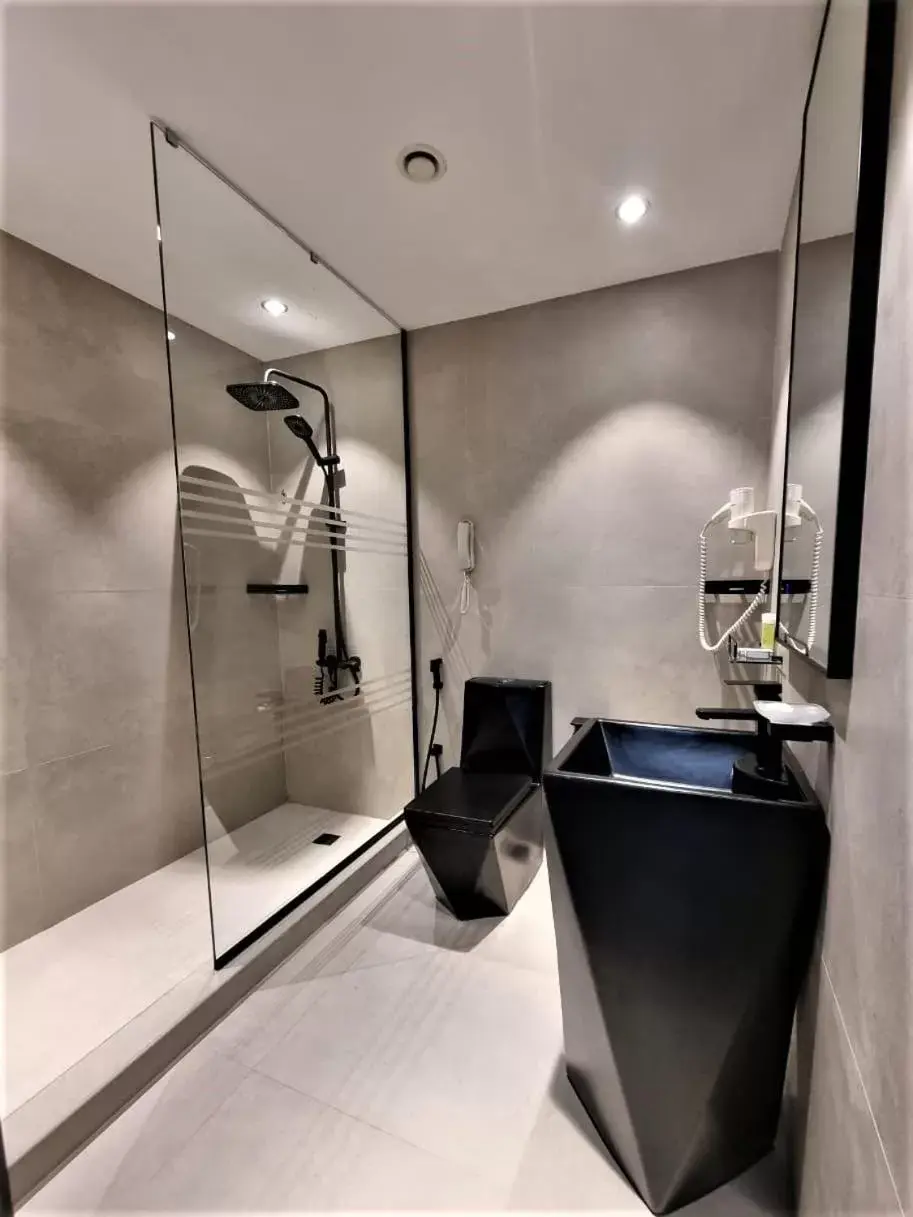 Bathroom in Majestic City Retreat Hotel
