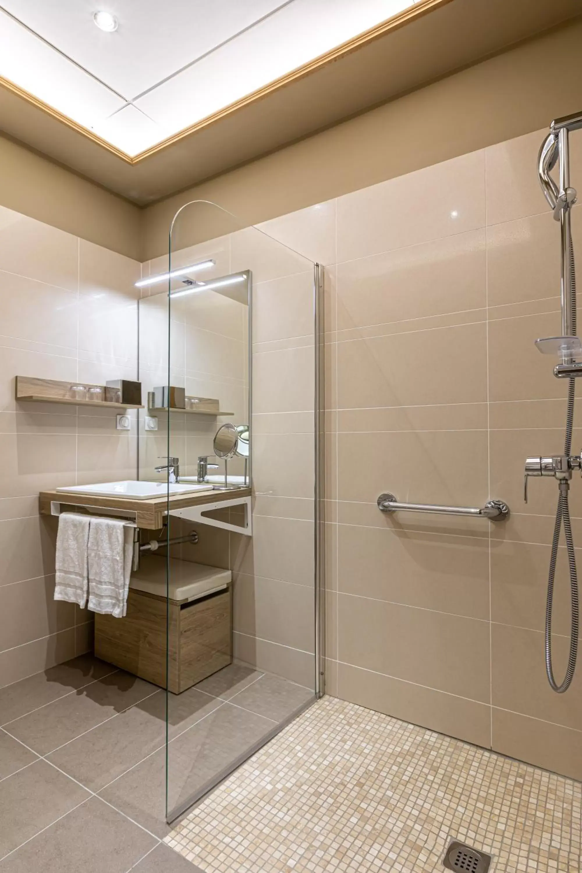 Shower, Bathroom in Les Jardins de St Cloud