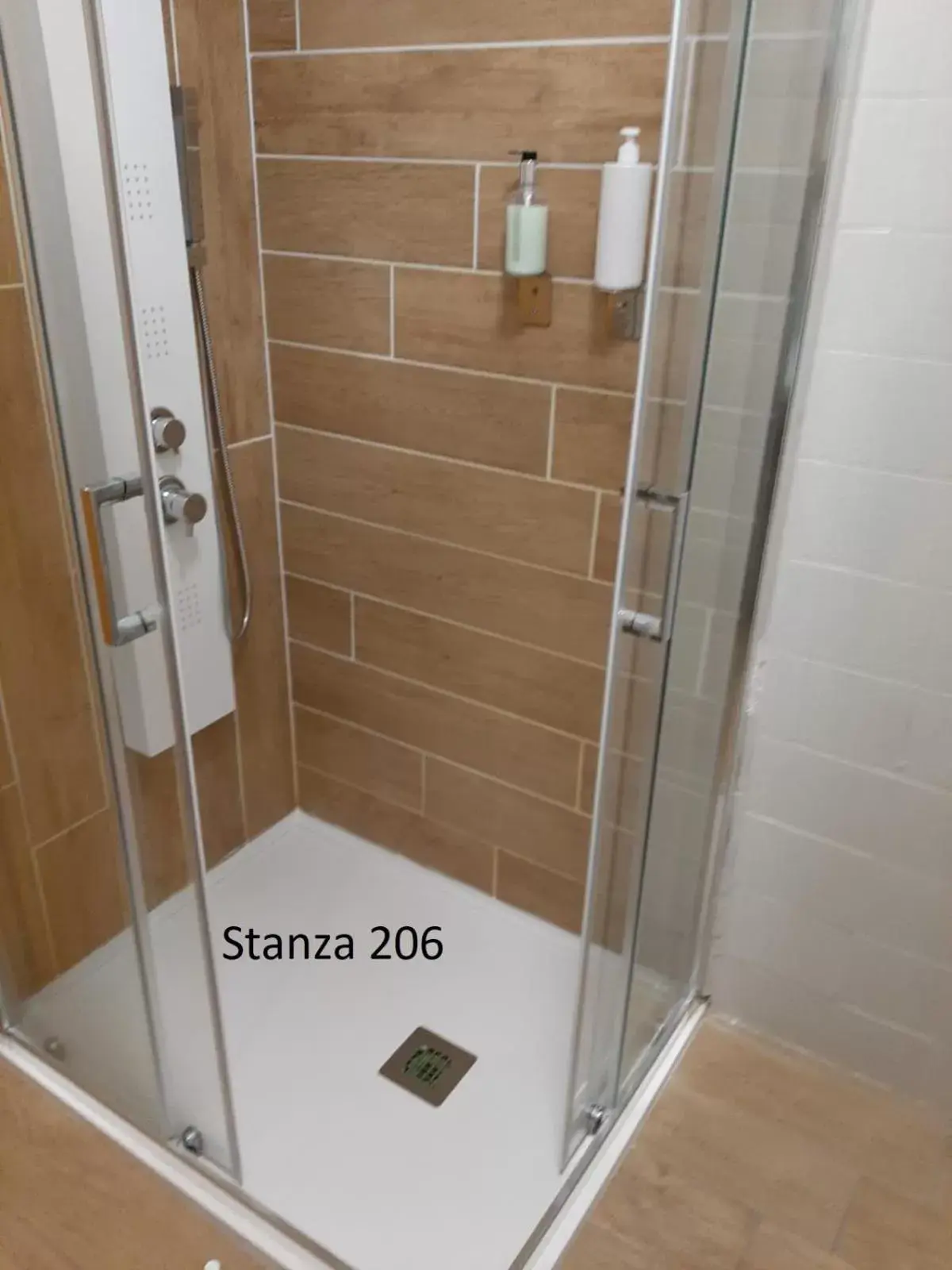 Shower, Bathroom in Hotel Pizboè