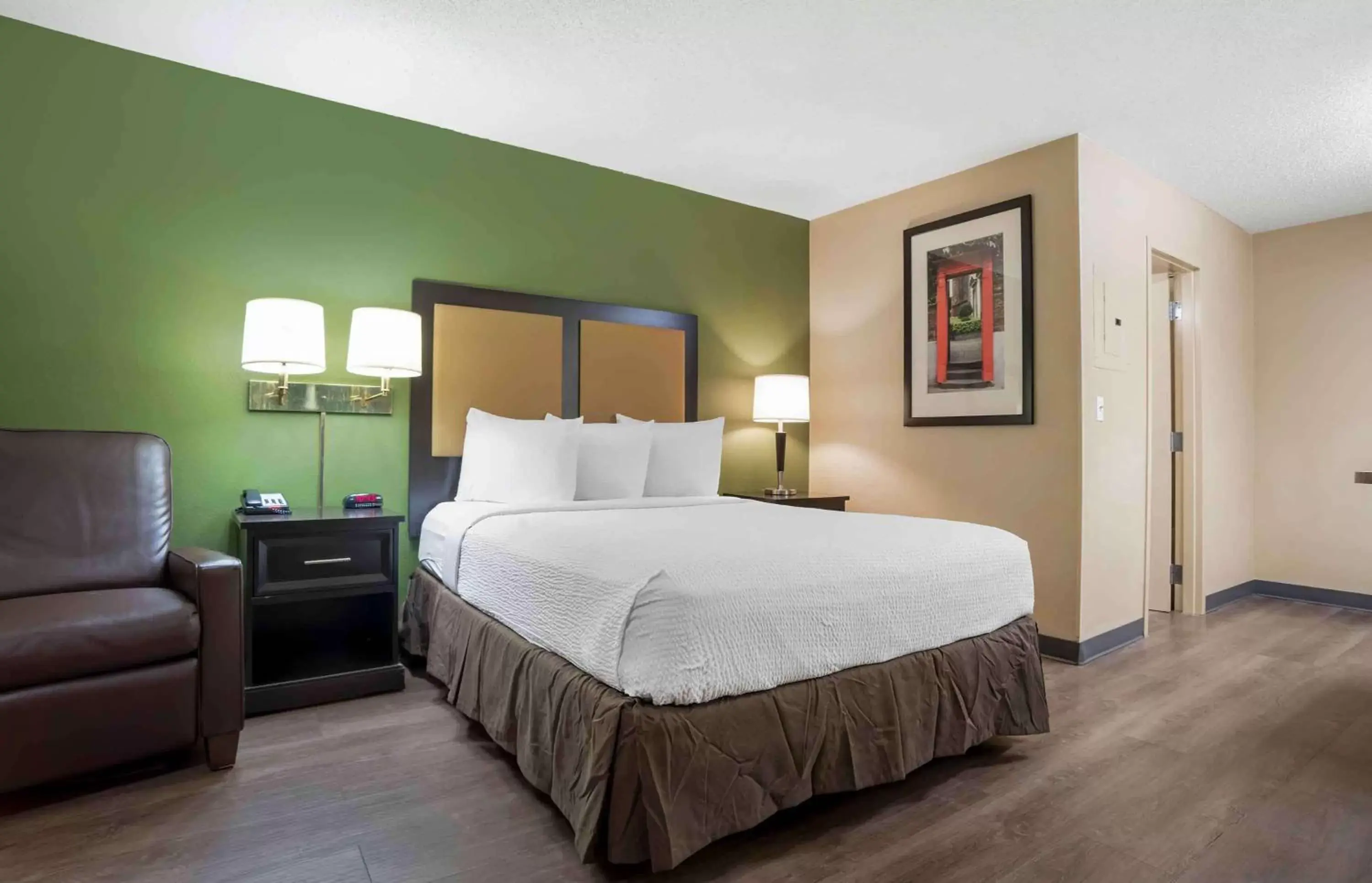 Bedroom, Bed in Extended Stay America Suites - Mobile - Spring Hill