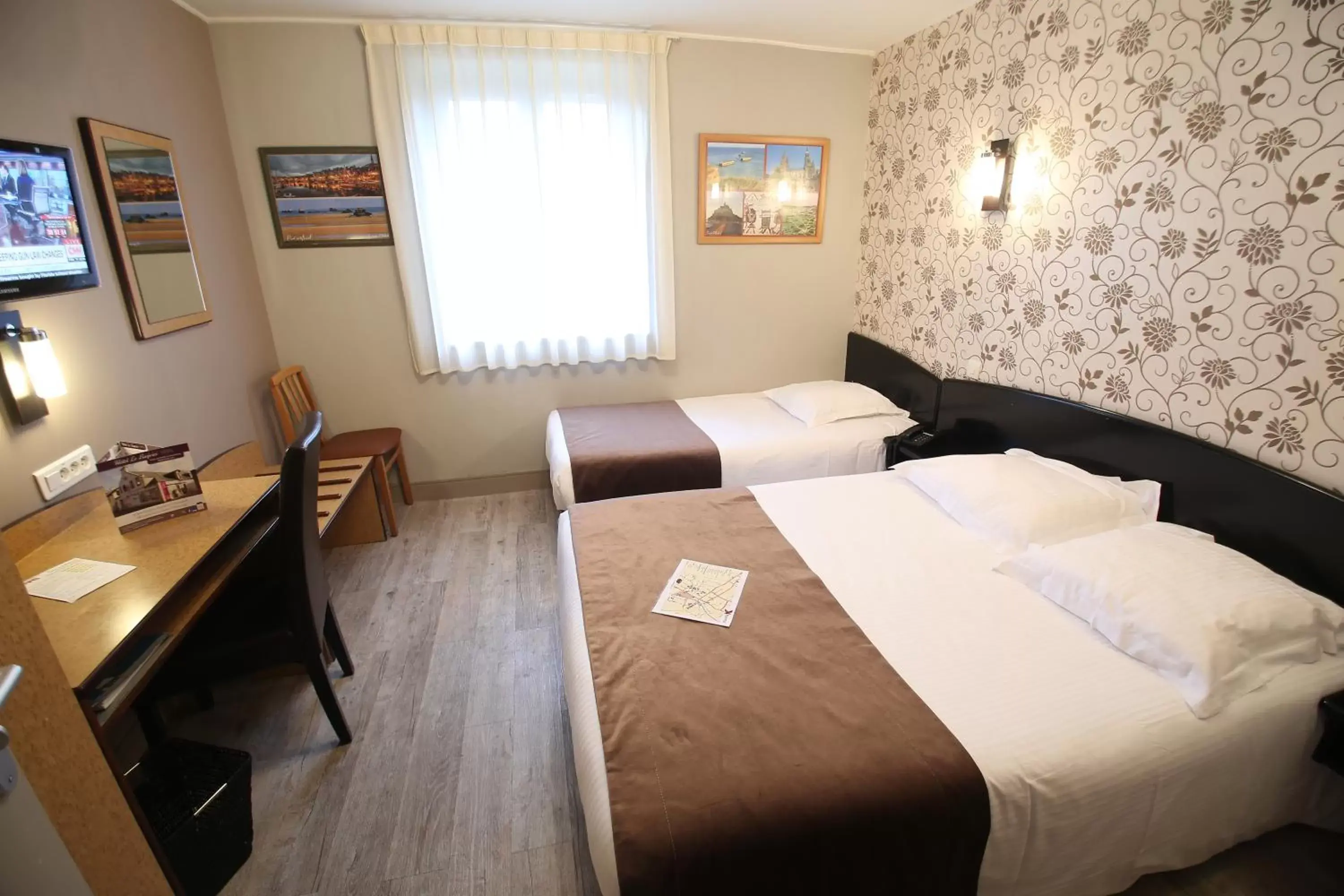 Bedroom, Bed in Hôtel Le Bayeux